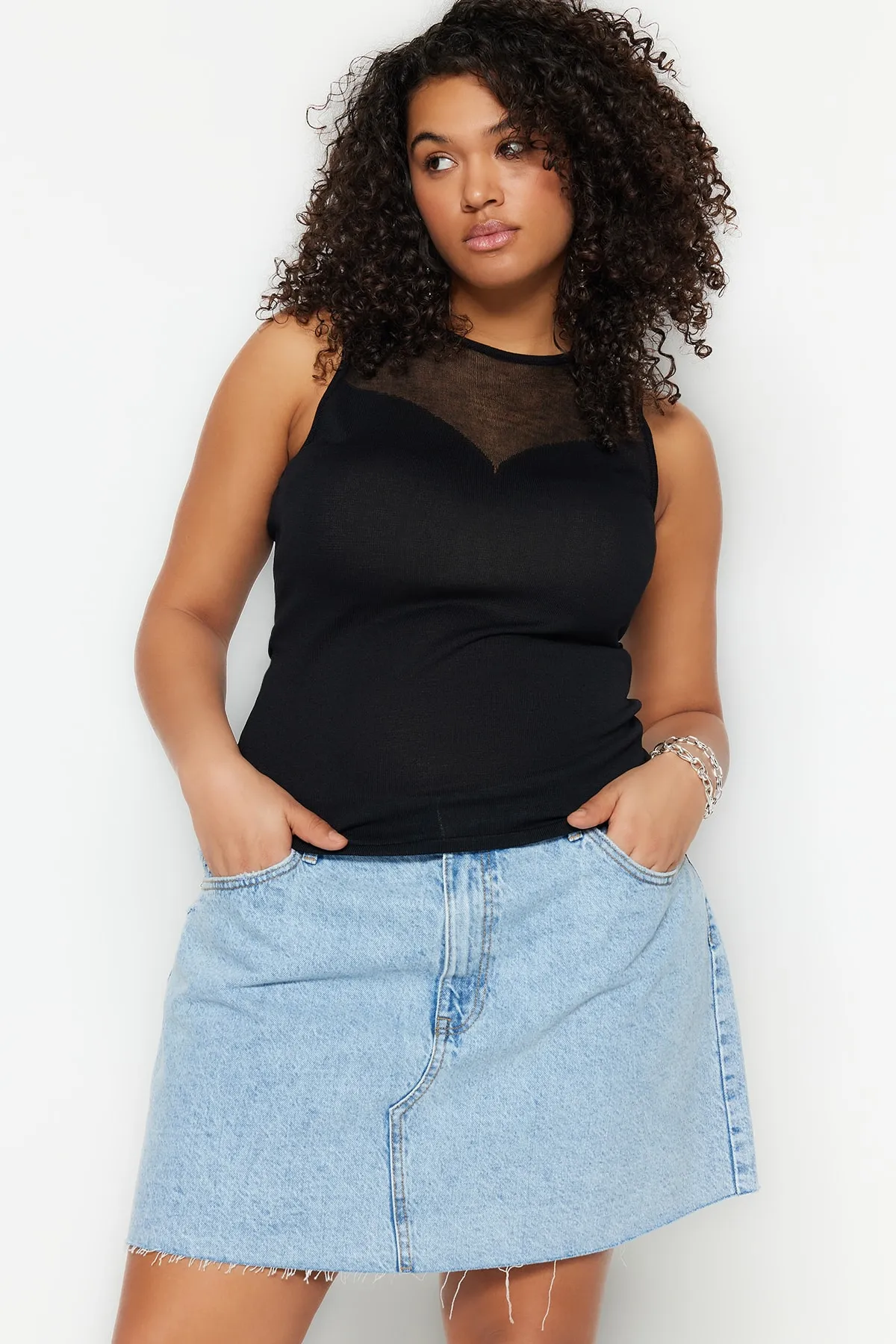 Trendyol Curve  Schwarze, figurbetonte dünne Strickbluse mit transparenten Details TBSSS23AF00046