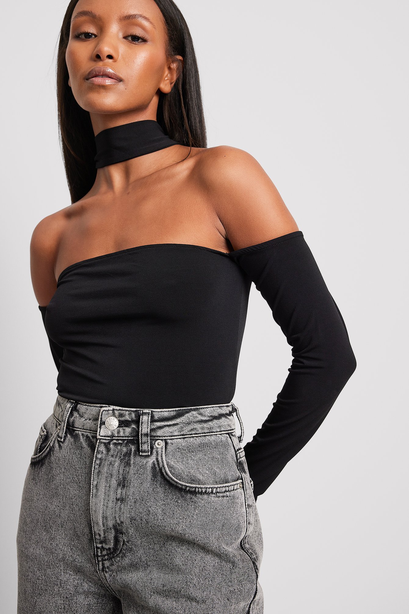 Schulterfreies Top mit Choker-Detail