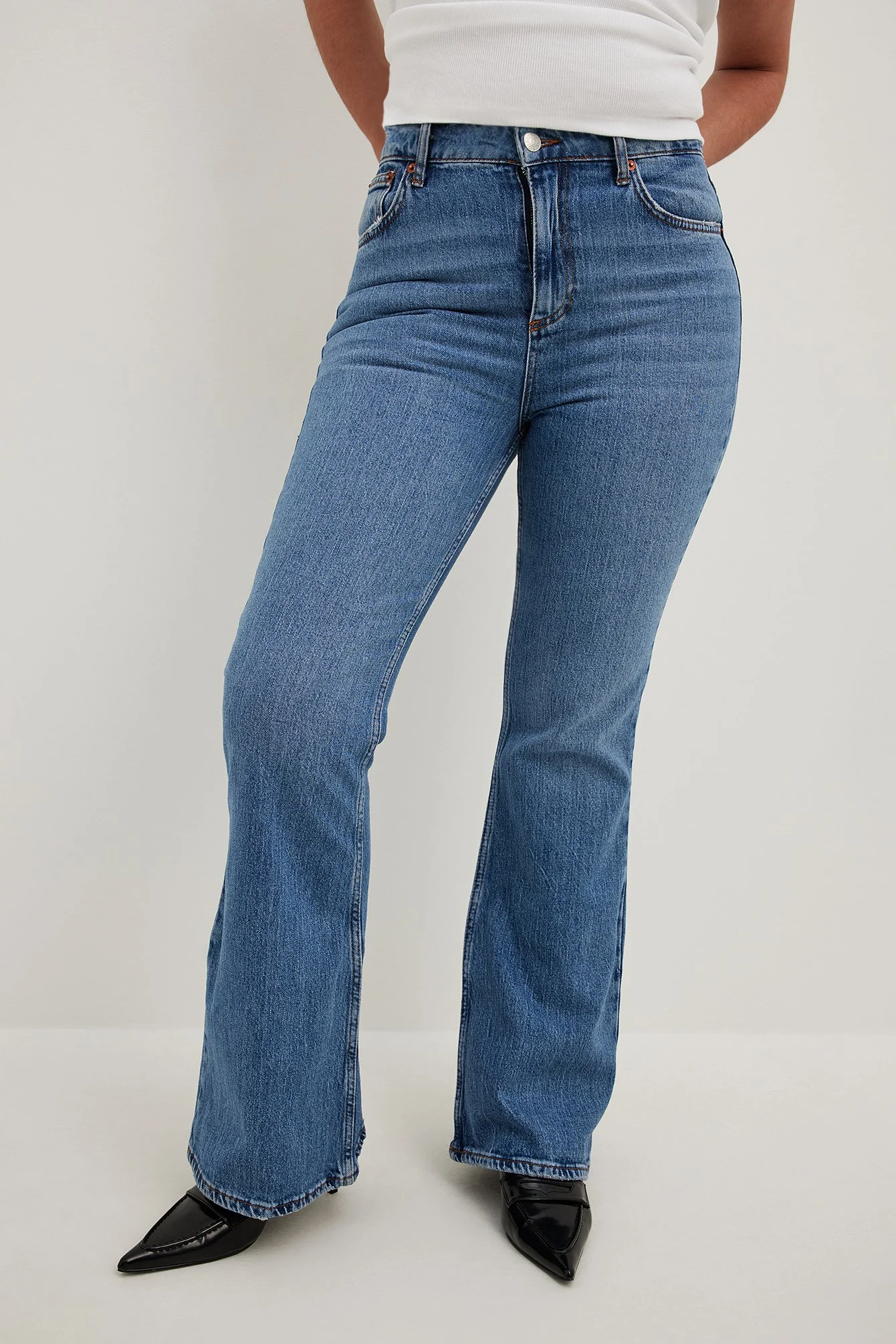 Ausgestellte Jeans mit hoher Taille