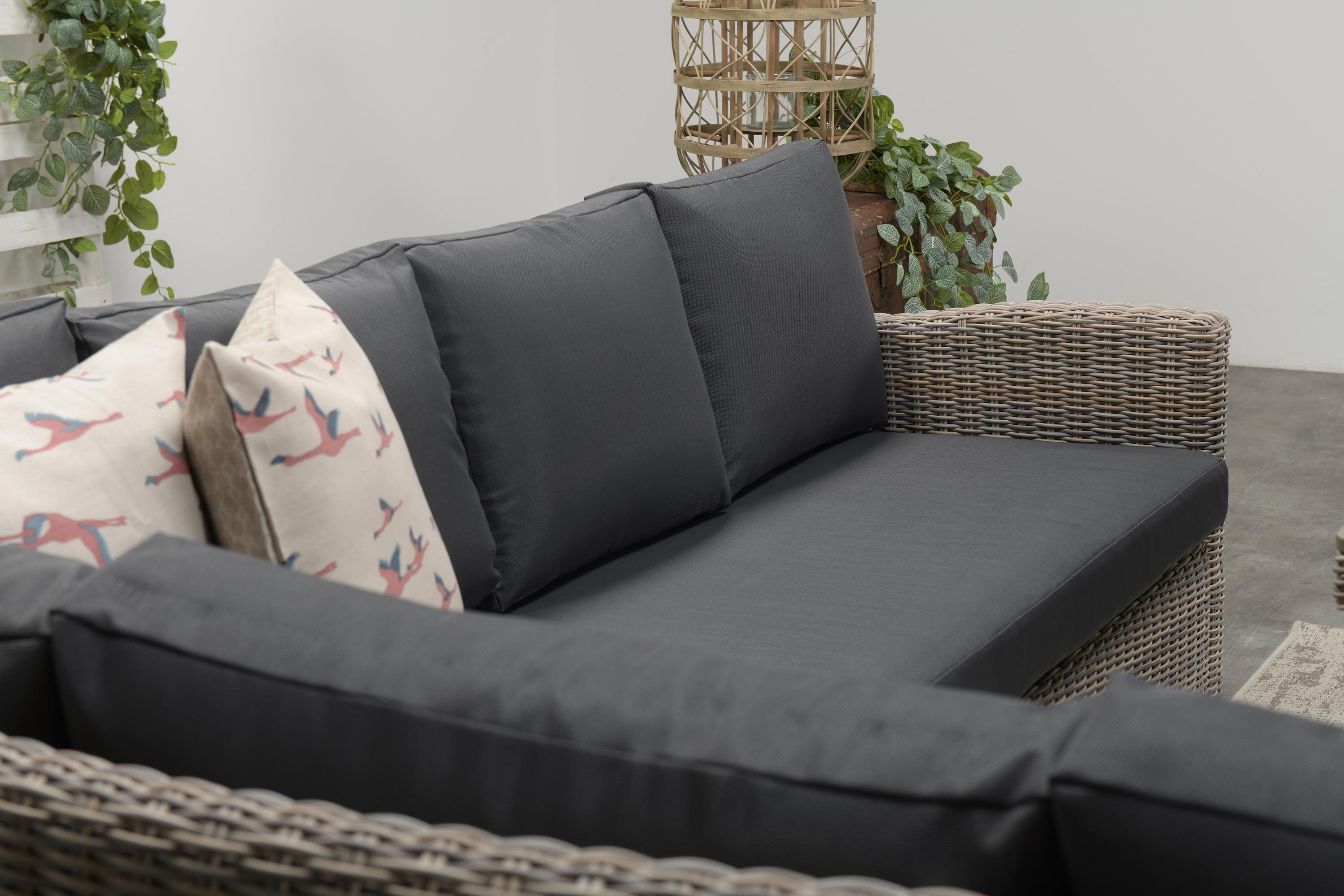 GMD Living Eckbankgruppe VANCOUVER, (Gartensitzgruppe / Gartenessgruppe, 5-tlg., bestehend aus 2 Bankteilen, einem Tisch und 2 Hockern), pflegeleichtes Set mit viel Platz für die ganze Familie