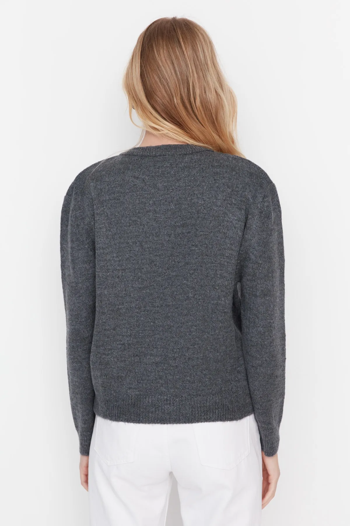Trendyol Collection  Anthrazitfarbene Strickjacke mit weicher Struktur und Juwelenknöpfen TWOAW22HI0044