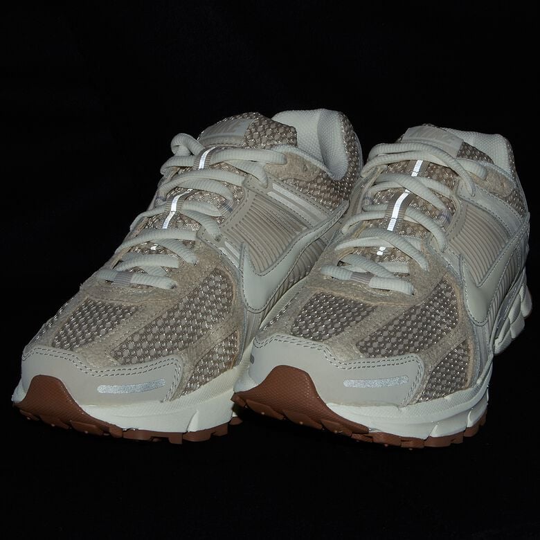 NIKE Zoom Vomero 5 