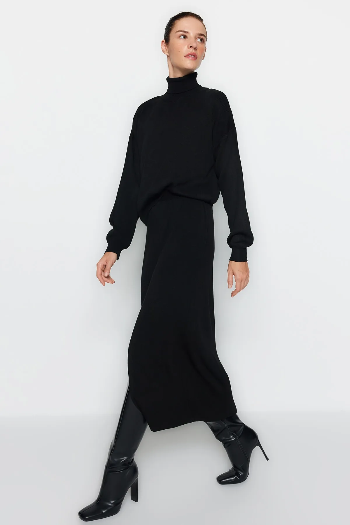 Trendyol Collection  Schwarzes Rollkragen-Strickoberteil und -Unterteil-Set TWOAW24AU00035