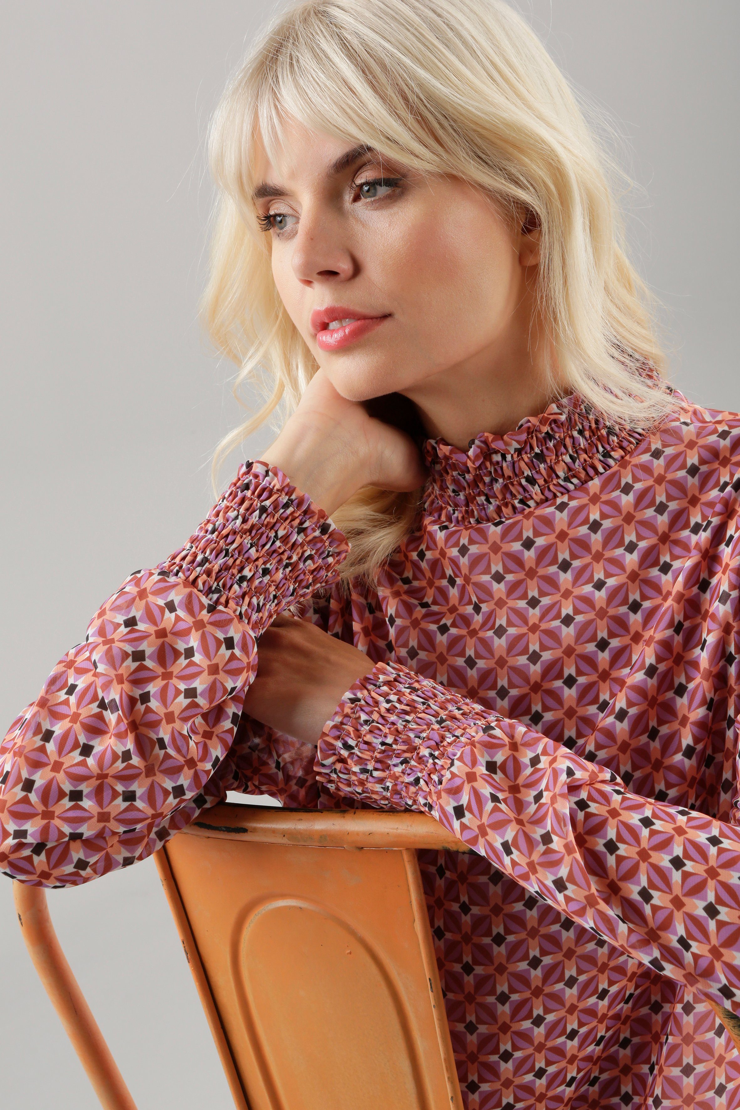Aniston SELECTED Chiffonbluse mit geometrischem Muster und Smokbündchen