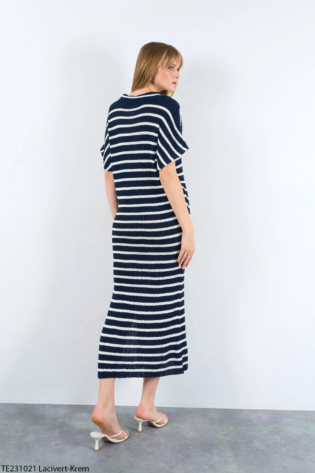 Laluvia  Marineblau-cremefarbenes, gestreiftes Schlitzkleid mit Rollkragen