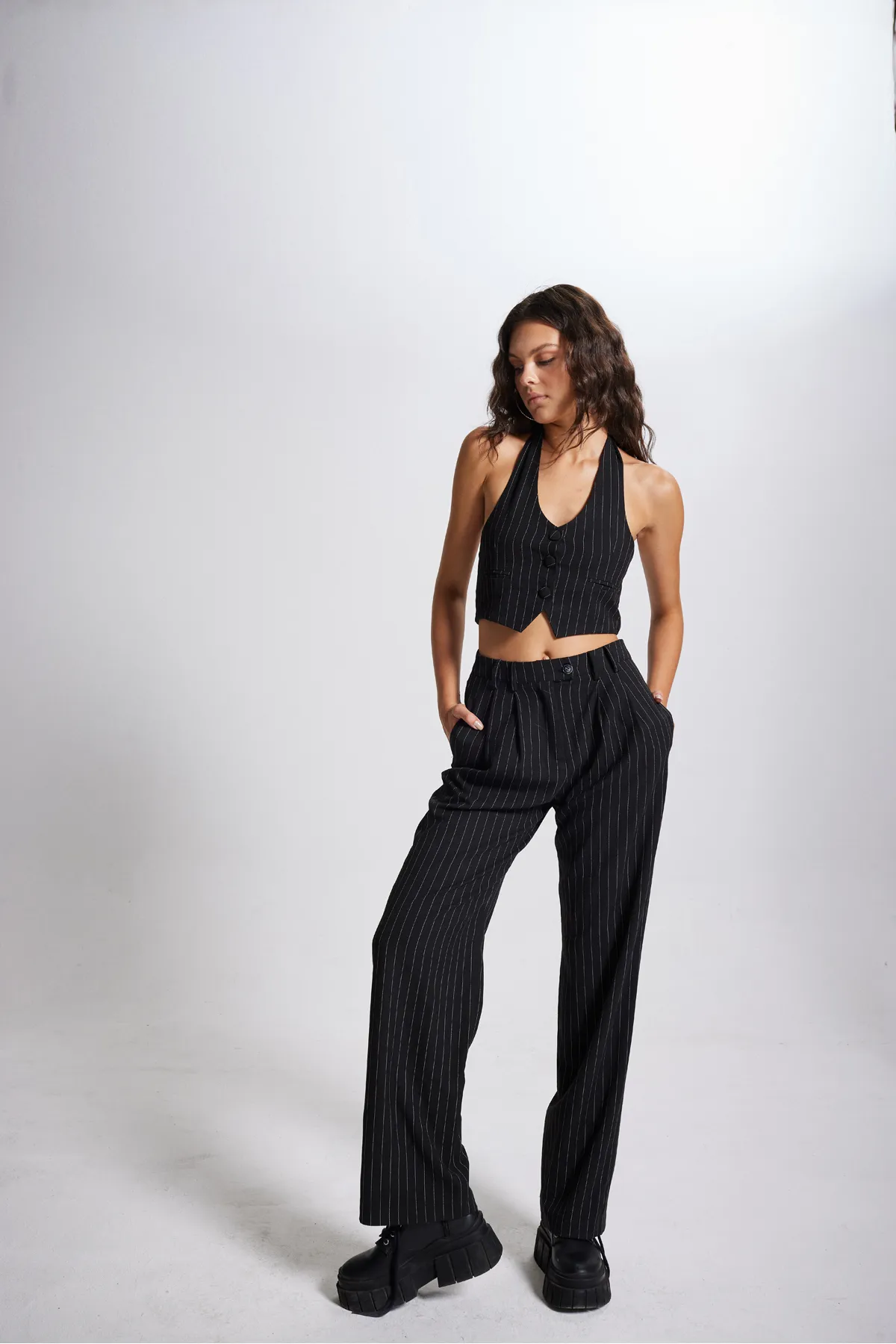 HOLLY LOLLY  Gestreifte Stoffhose mit hoher Taille in Schwarz