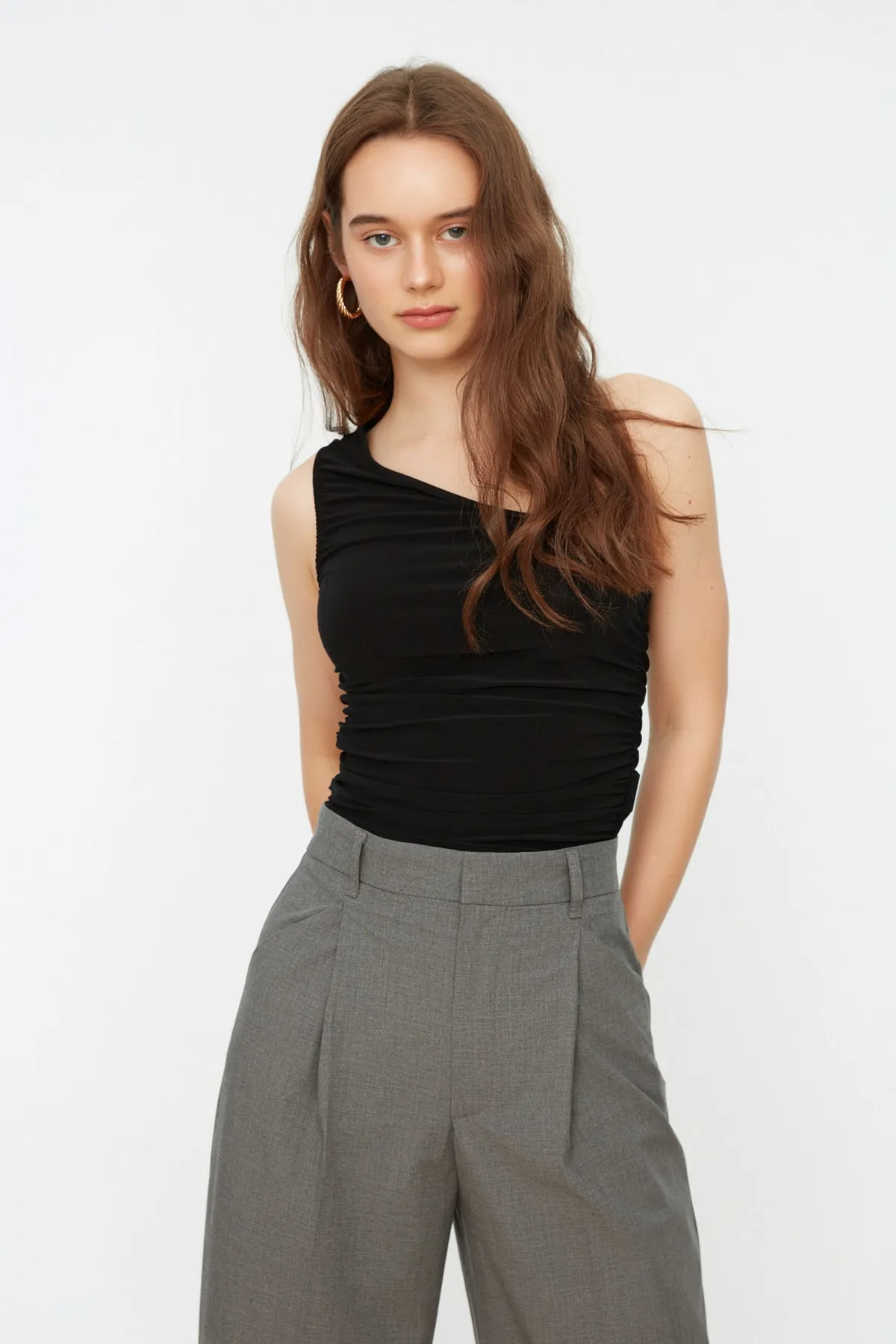 Trendyol Collection  Schwarze, eng anliegende, dehnbare One-Shoulder-Strickbluse mit Raffungen und Details TWOSS21BZ0590