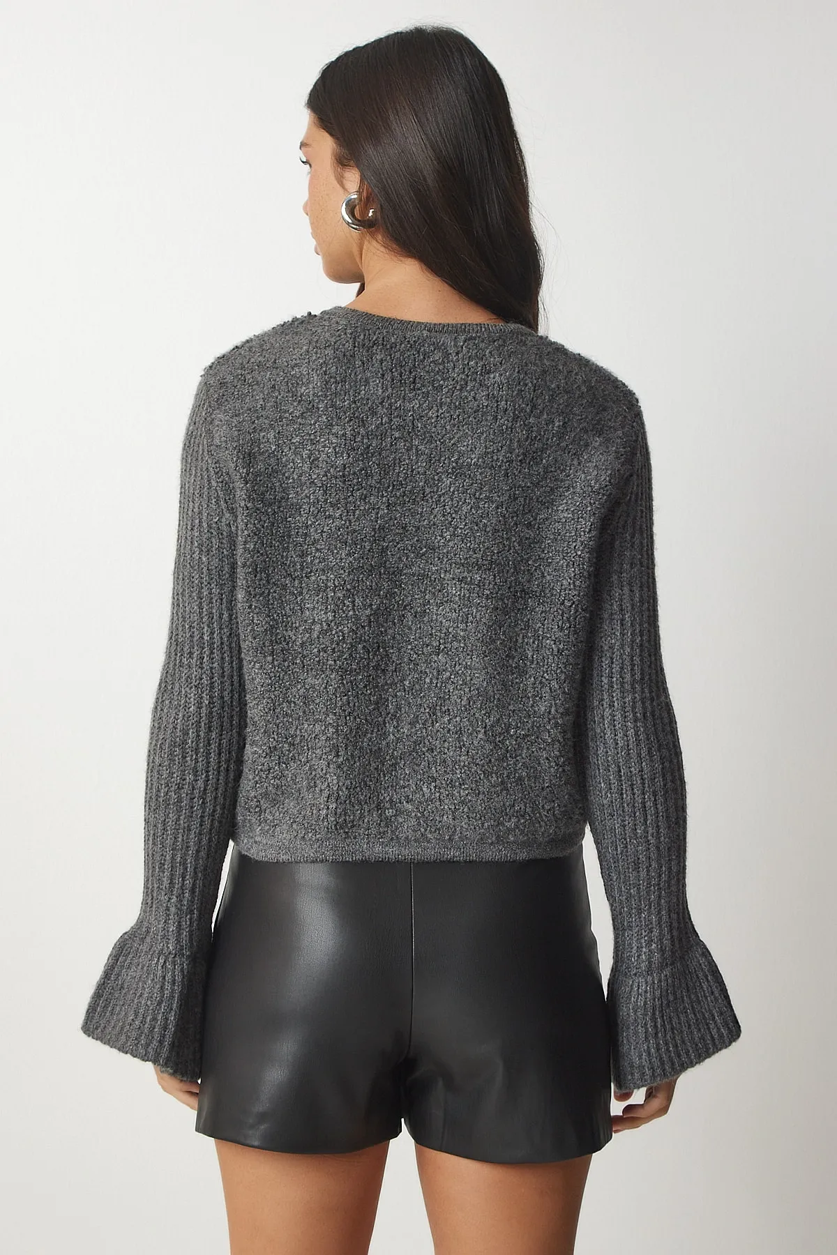 Happiness İstanbul  Graue Bouclé-Strickjacke mit Knöpfen für Damen YY00152