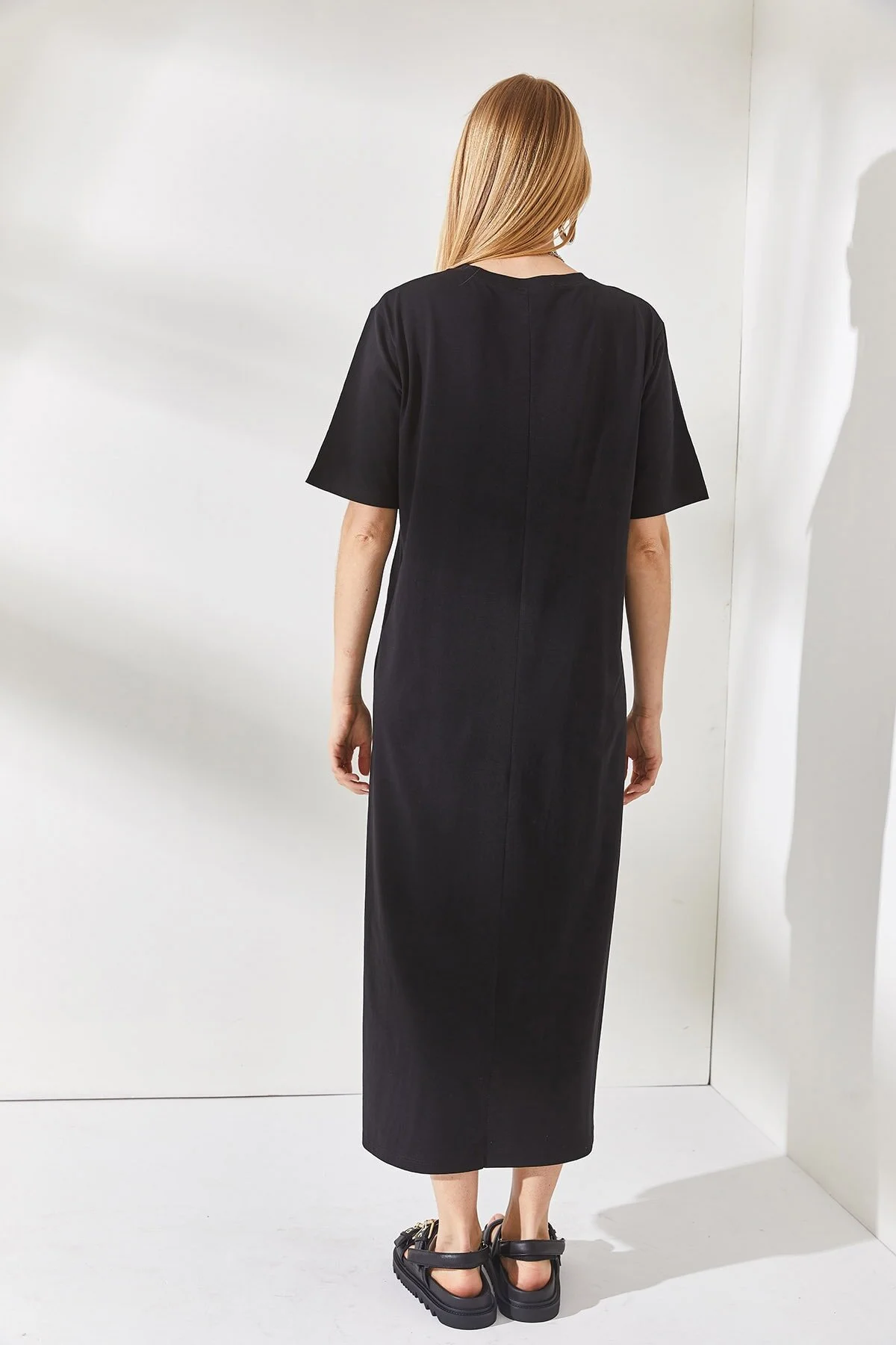 Olalook  Schwarzes Oversize-Baumwollkleid mit seitlichem Schlitz für Damen ELB-19001880
