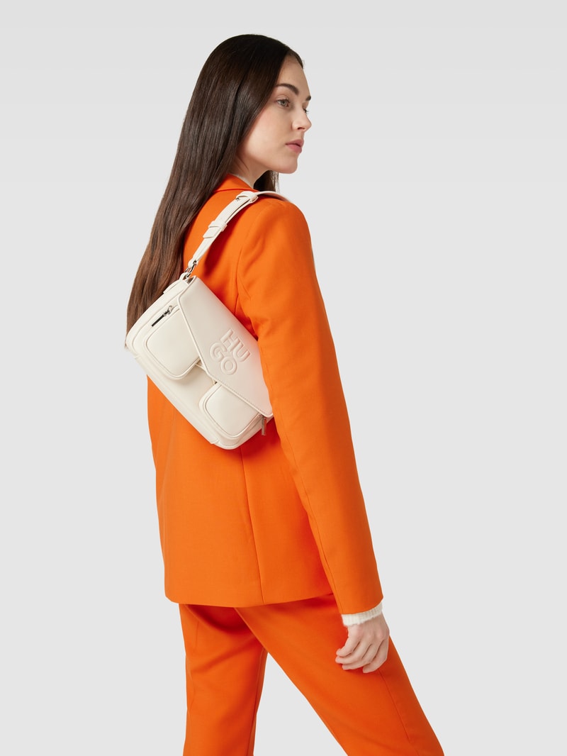 Schultertasche mit Label-Prägung Modell 'Bel' in weiss