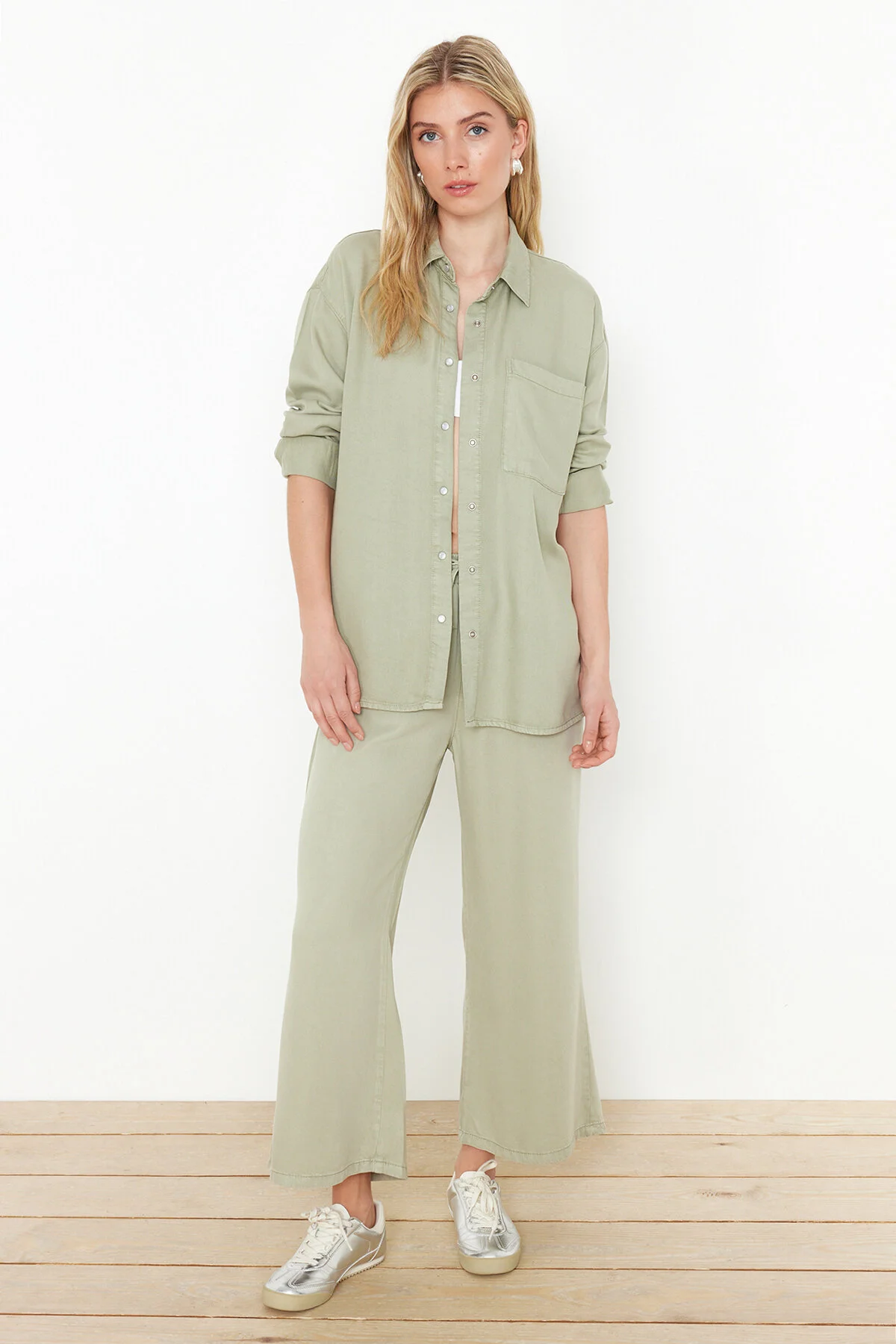 Trendyol Collection  Mintgrünes Oversize-Jeanshemd aus 100 % Tencel™ TWOSS24GO00142