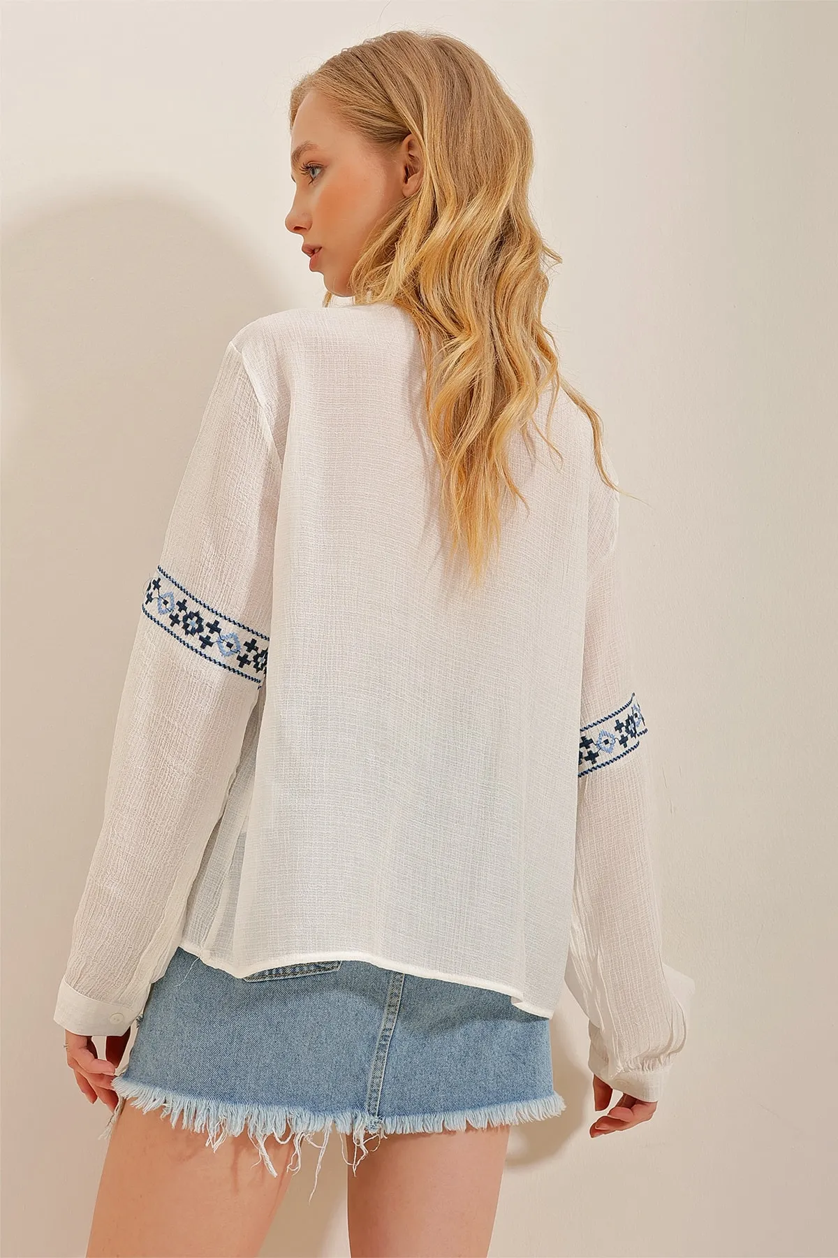 Trend Alaçatı Stili  Weiße Damenbluse mit Richterkragen und bestickter Robe ALC-X10196