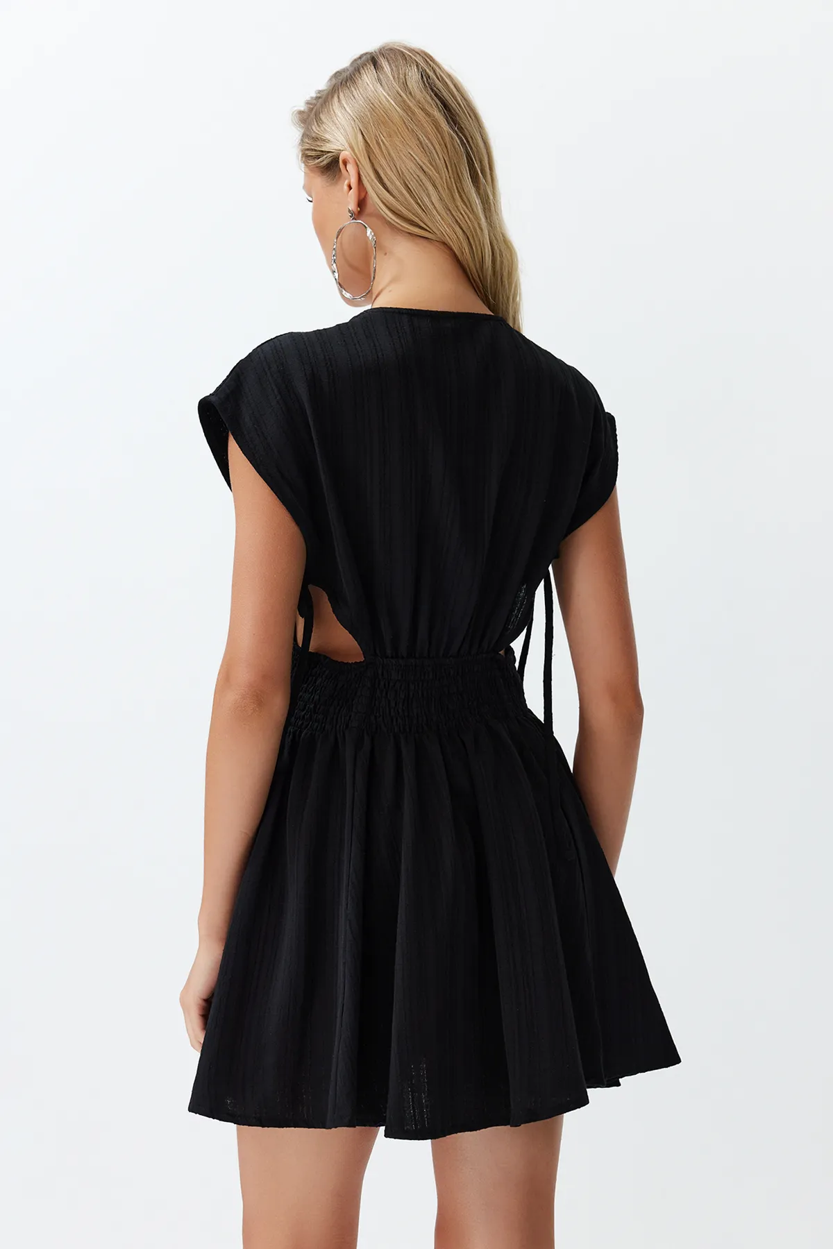 Trendyol Collection  Schwarzes Mini-Strandkleid aus gewebtem Leinengemisch mit Cut-out/Fensterausschnitt TBESS24EL00075