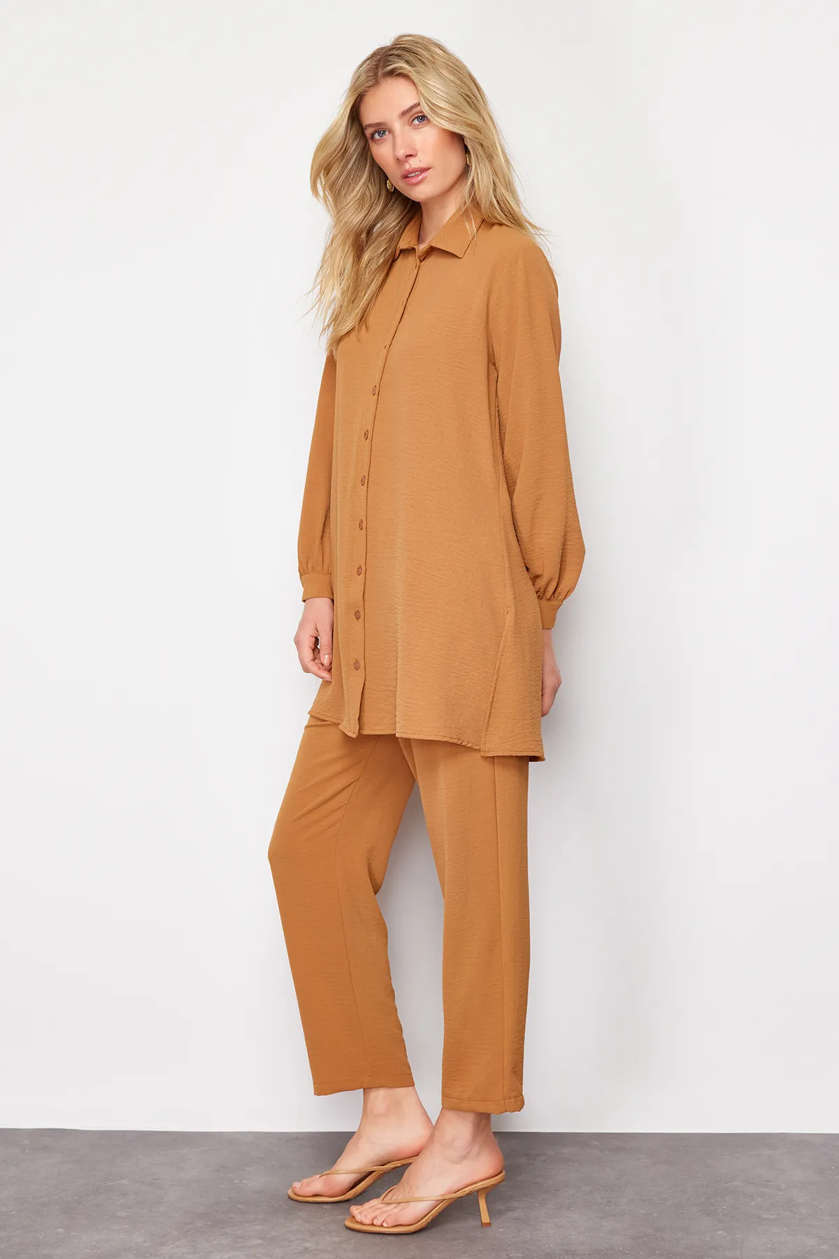 Trendyol Modest  Dunkelbeiges gewebtes Hemd-Hosen-Set mit Ärmeldetails TCTSS21AU0241