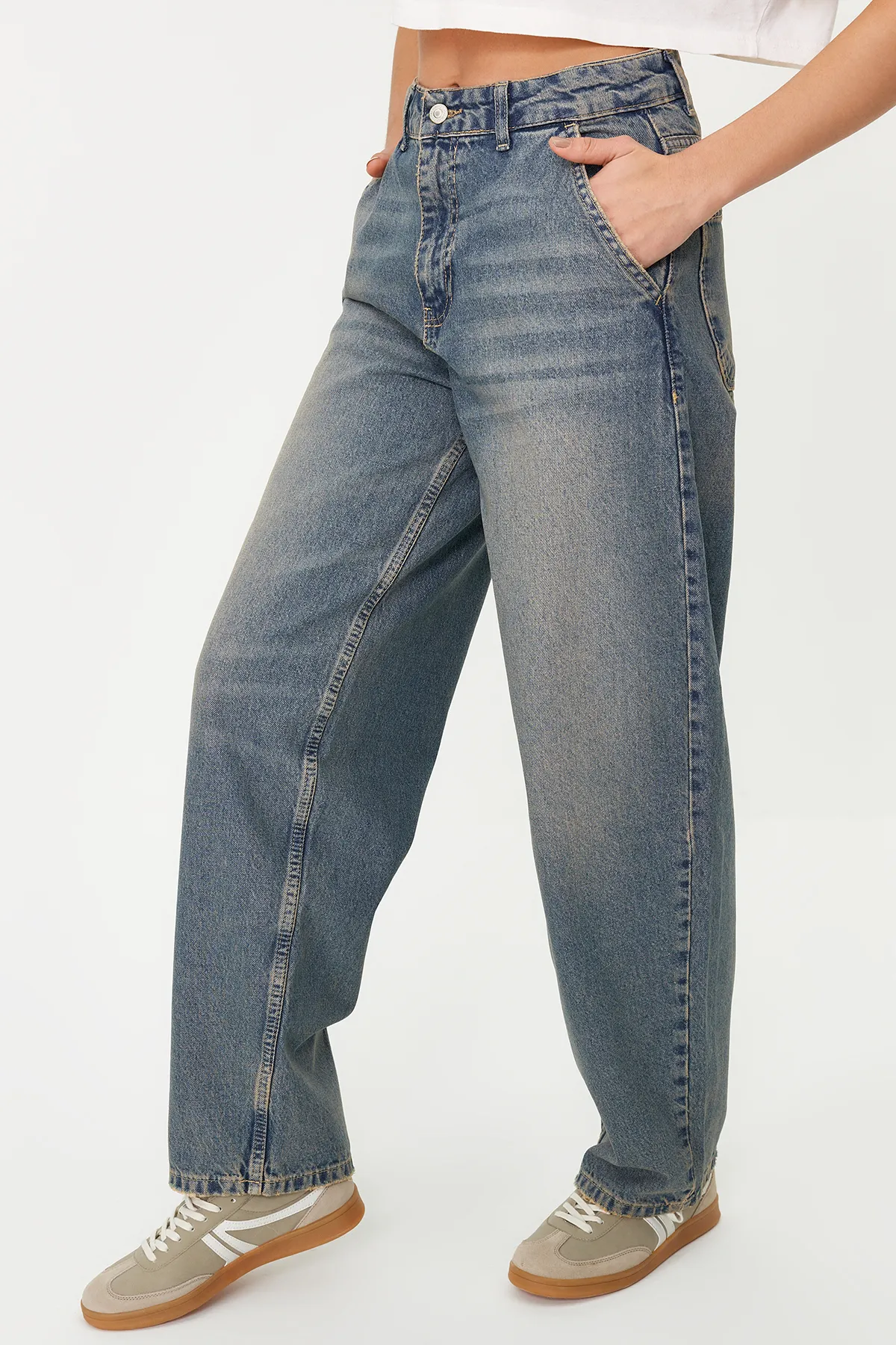 Trendyol Collection  Dunkelblaue Vintage-Skater-Jeans mit niedriger Taille und verblasstem Effekt TWOSS24JE00052