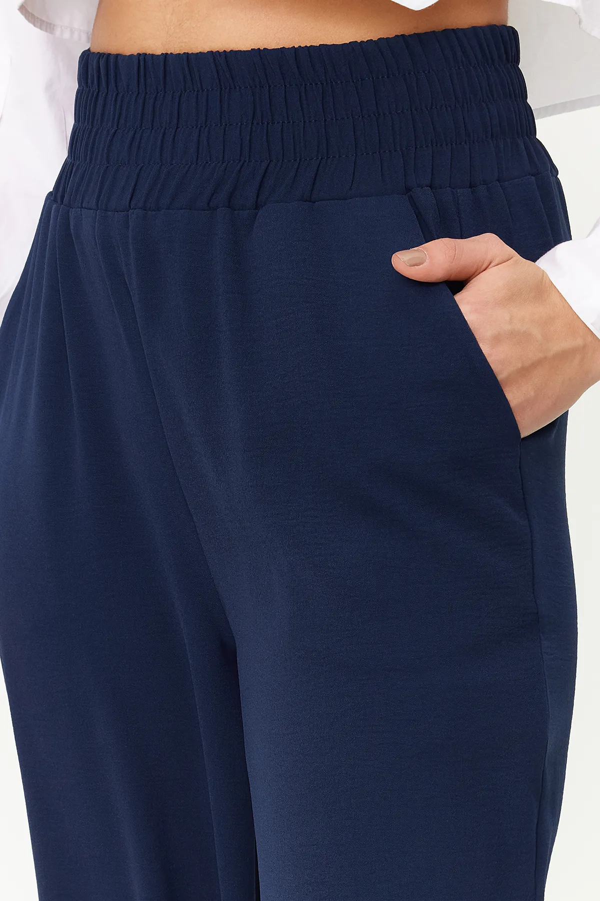 Trendyol Collection  Marineblaue, elastische Webhose mit weitem Bein / breiter Knöcheltaille TWOSS22PL00024