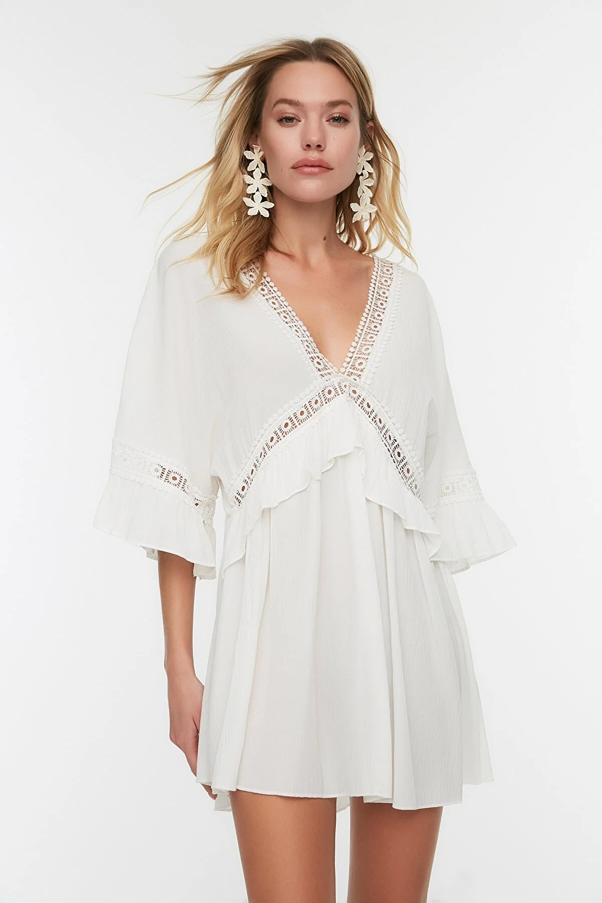 Trendyol Collection  Weißes Mini-Strandkleid mit gewebten Streifen und Zubehör TBESS21EL2759