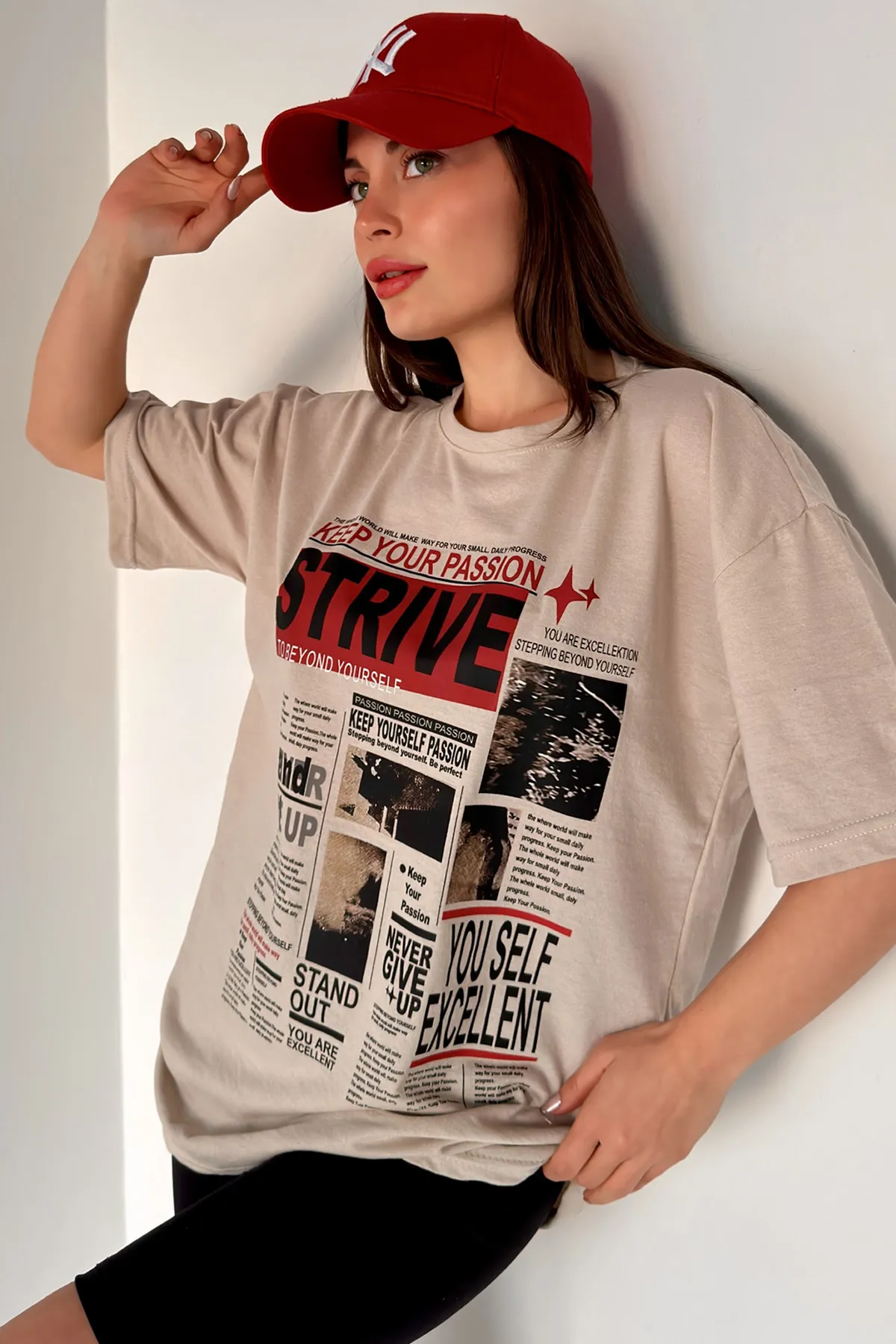 MODAGEN  Unisex-T-Shirt in Beige mit Oversize-Strive-Print