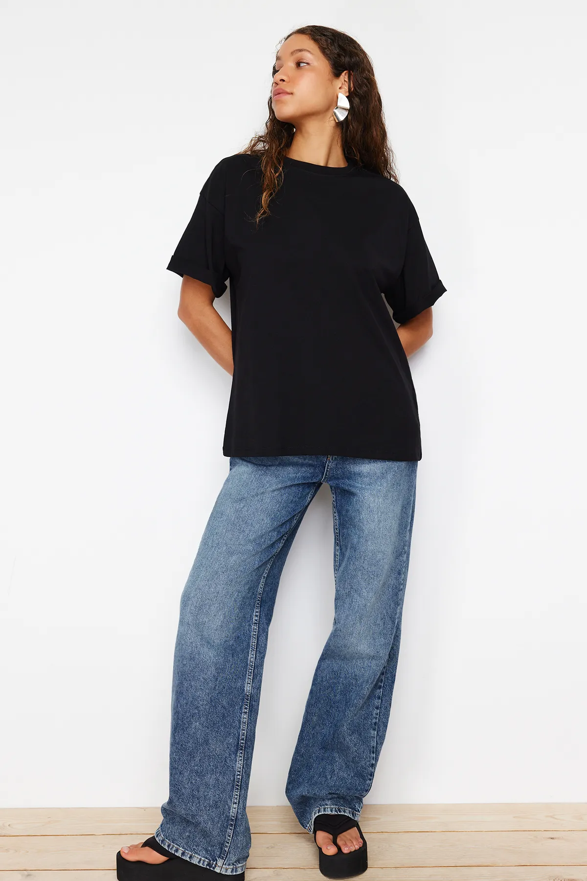 Trendyol Collection  Schwarzes Premium-Strick-T-Shirt mit Rundhalsausschnitt aus 100 % Baumwolle in Übergröße/weiter Passform TWOSS23TS00040