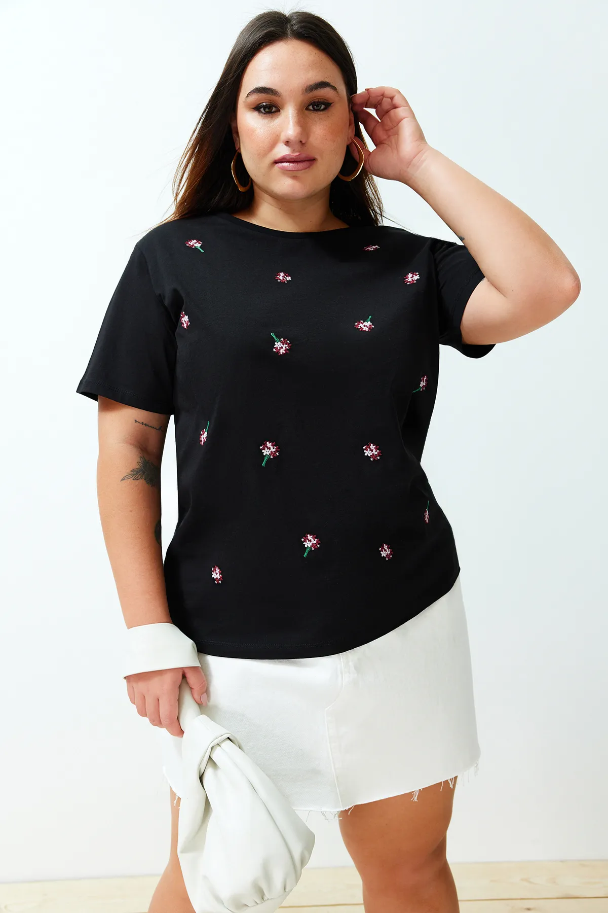 Trendyol Curve  Schwarzes Boyfriend-Strick-T-Shirt mit Stickerei und detaillierten Details TBBSS24BF00029