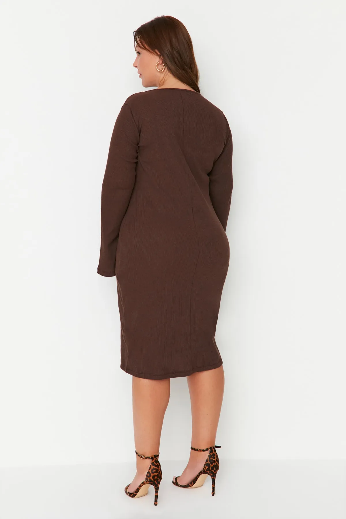 Trendyol Curve  Braunes Midi-Strickkleid mit Fenster-/Ausschnitt-Details TBBAW23AH00064