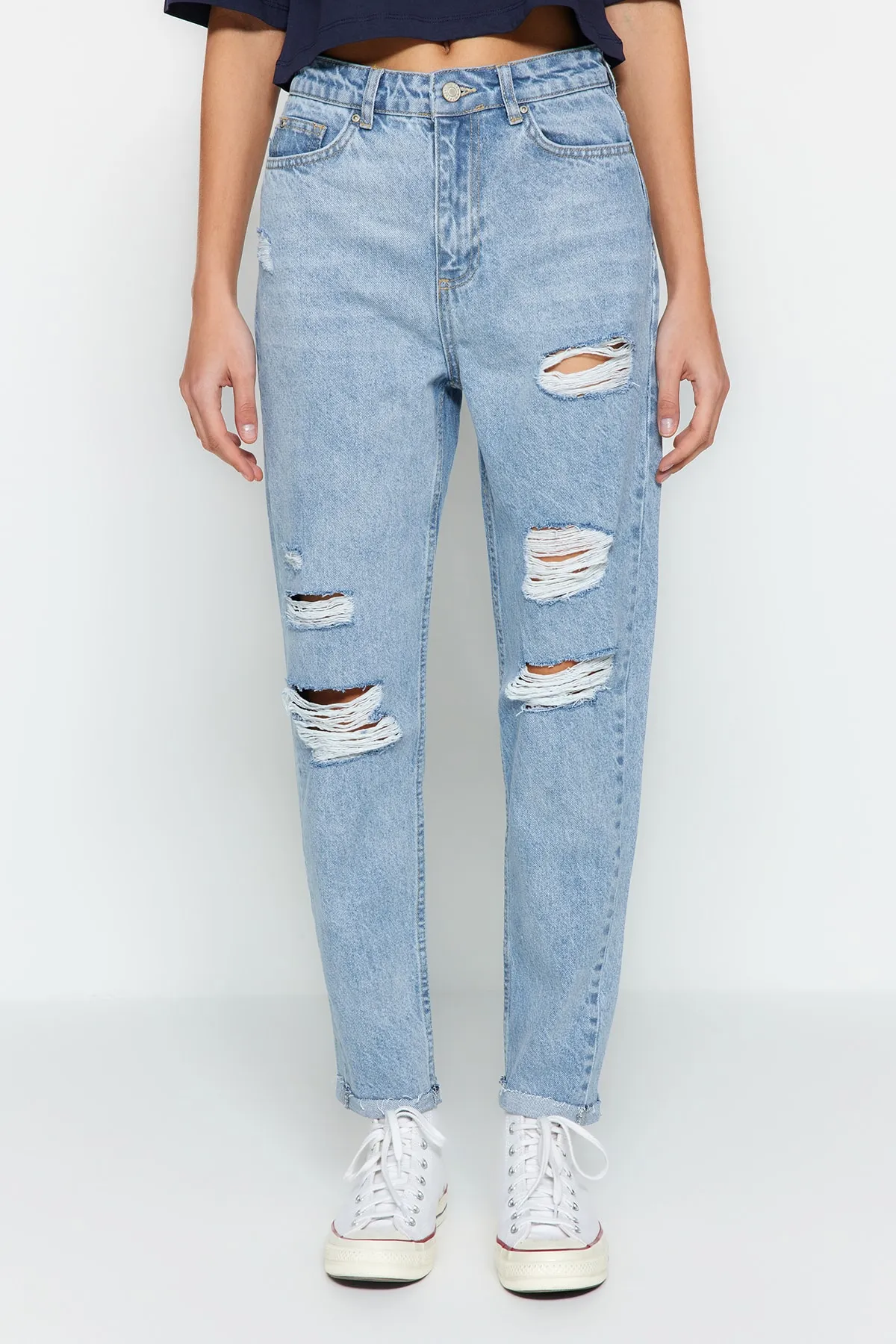 Trendyol Collection  Hellblaue zerrissene High-Bel-Mom-Jeans TWOSS23JE00230