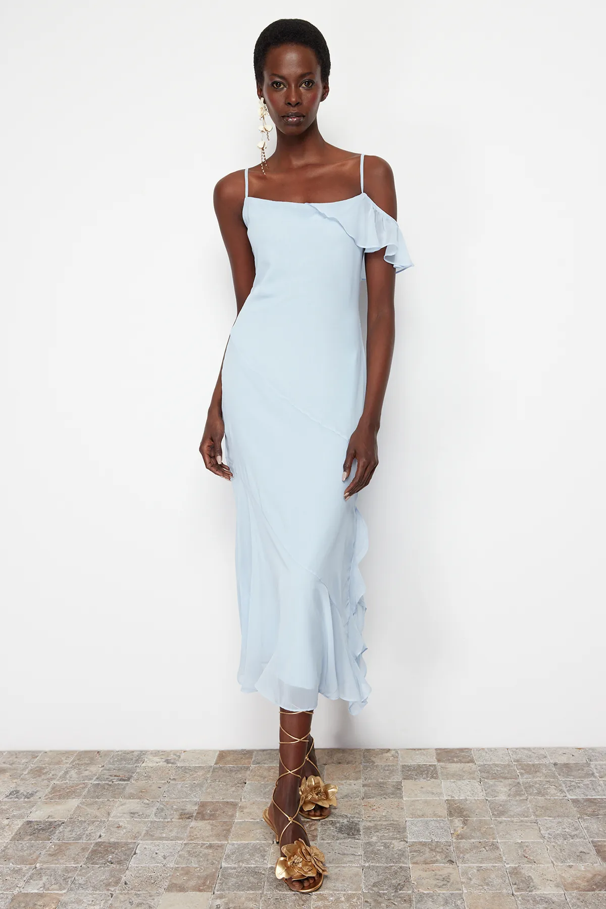 Trendyol Collection  Stilvolles Abendkleid aus hellblauem Chiffon mit Volants TPRSS24EL00076