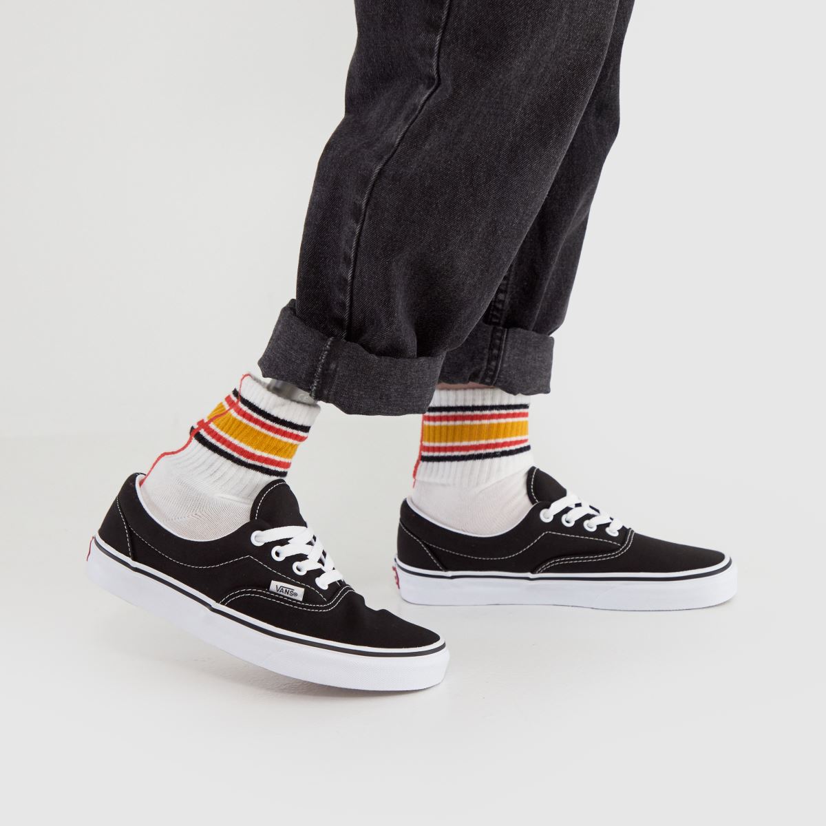 Vans era sneakers i svart och vitt