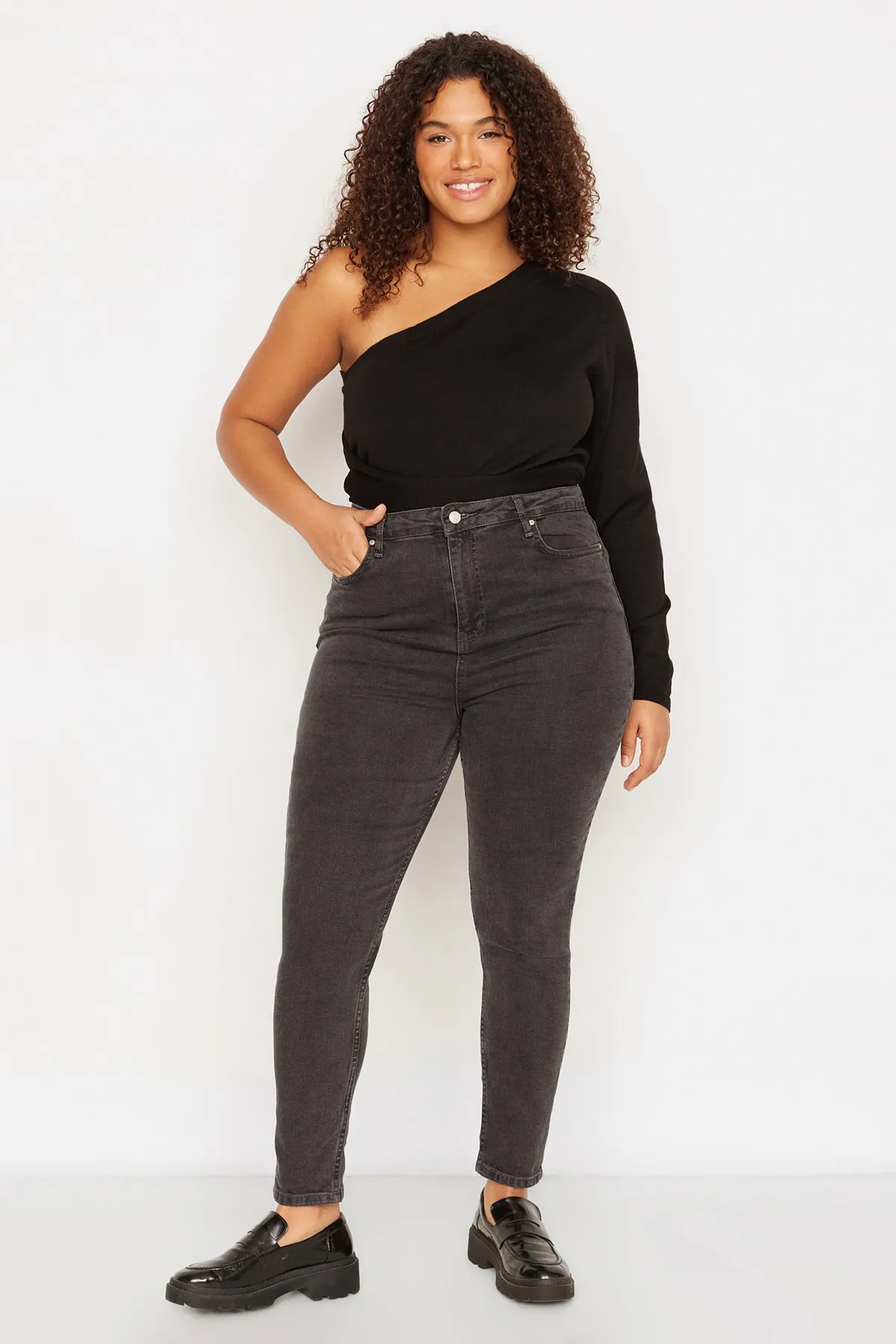 Trendyol Curve  Graue Röhrenjeans mit hoher Taille TBBSS22JE0075