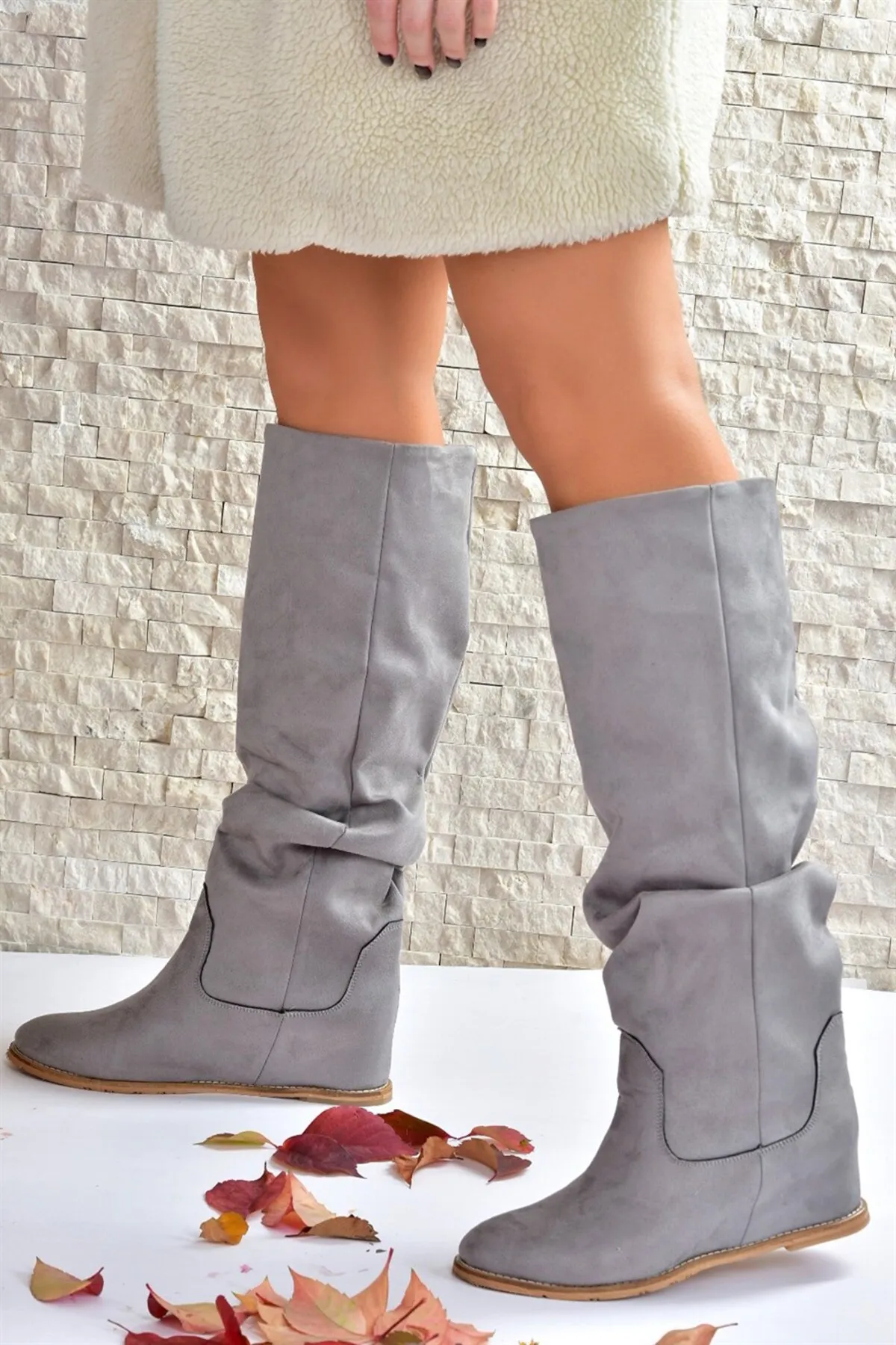 Fox Shoes  Graue Wildleder-Damenstiefel mit verstecktem Keilabsatz E735051702