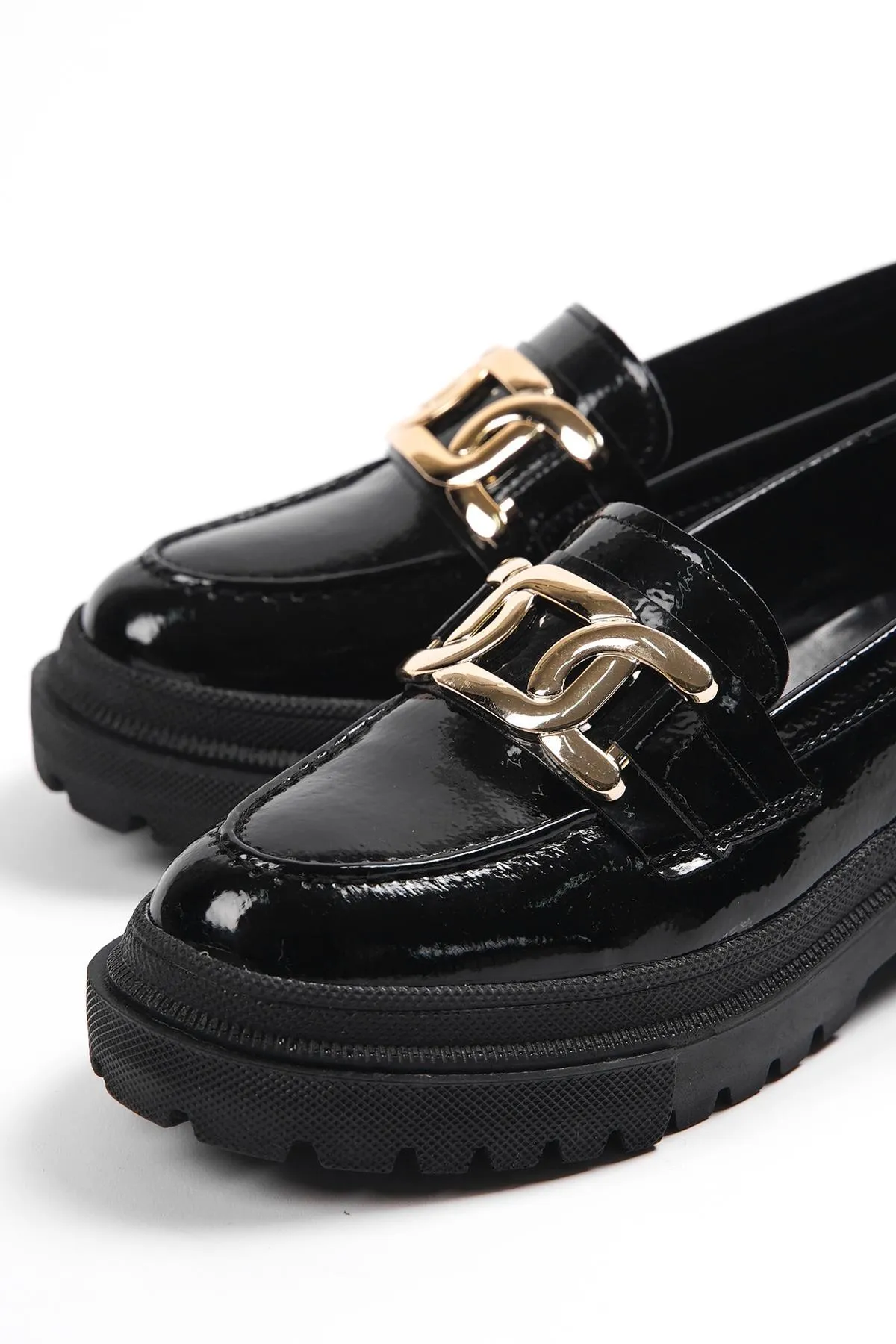 Capone Outfitters  Capone Damen-Loafer mit ovaler Zehenpartie, Metallzubehör, Trak-Sohle, faltiges Lackleder, Schwarz