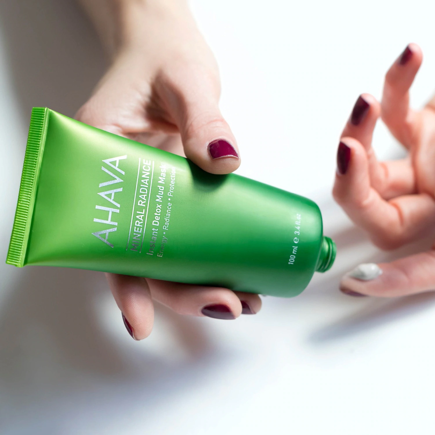 AHAVA Mineral Radiance detoksikuojanti purvo kaukė