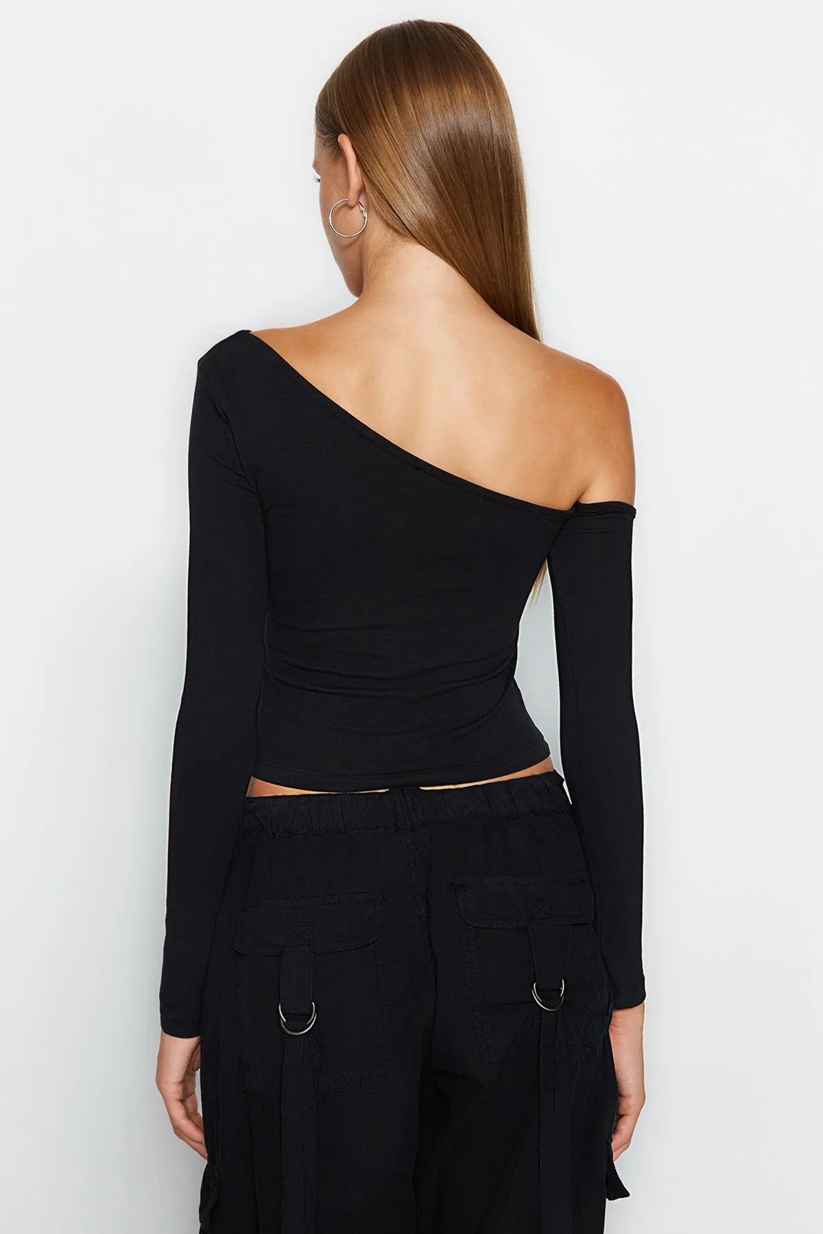Trendyol Collection  Schwarze One-Shoulder-Baumwoll-Stretch-Bluse mit kurzem Schnitt TWOAW24BZ00099