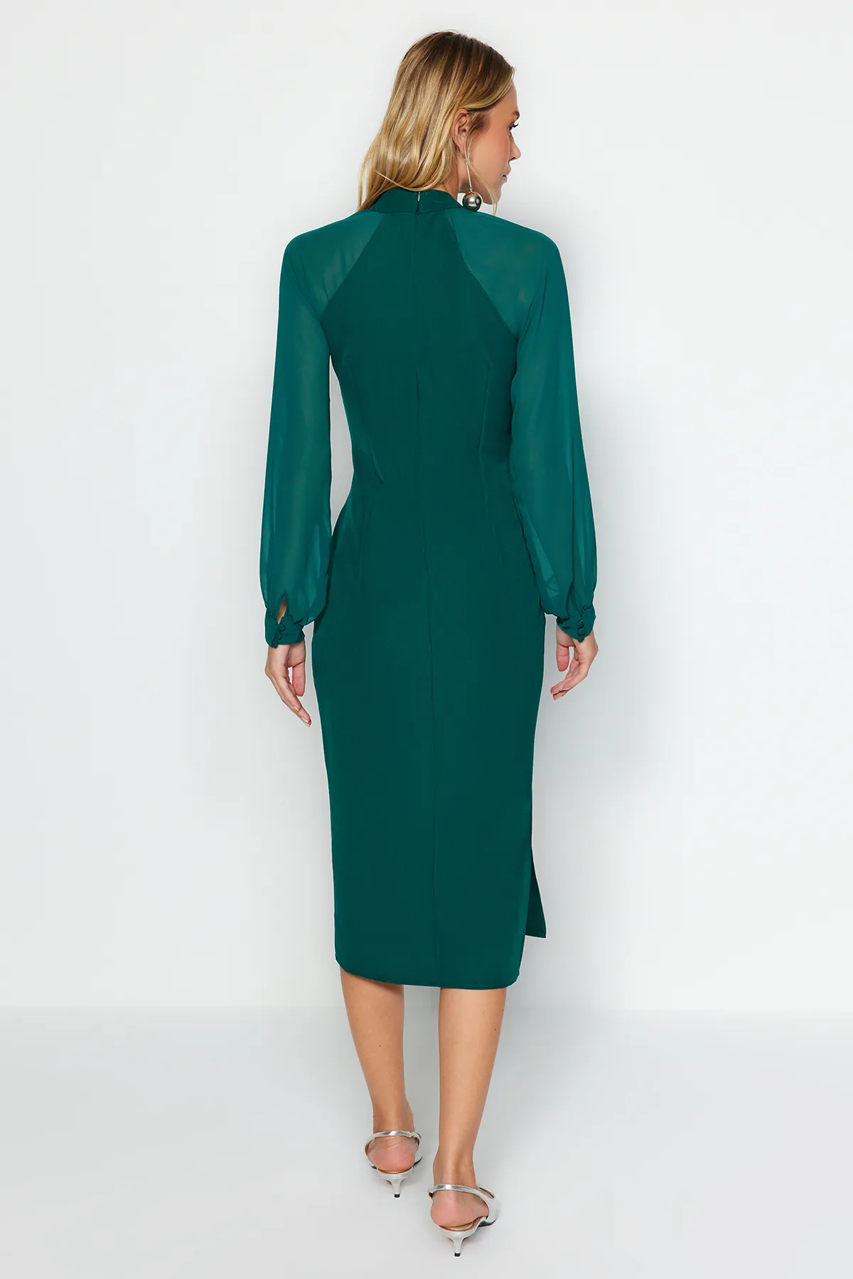 Trendyol Collection  Smaragdgrünes, detailliertes Midi-Webkleid mit Stehkragen und Ärmeln TWOAW24EL00461