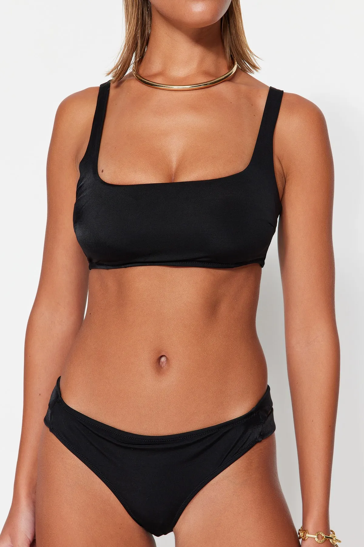 Trendyol Collection  Schwarzes Bustier-Bikini-Set mit Cut-Out/Fenster und normalem Bein TBESS23BT00065