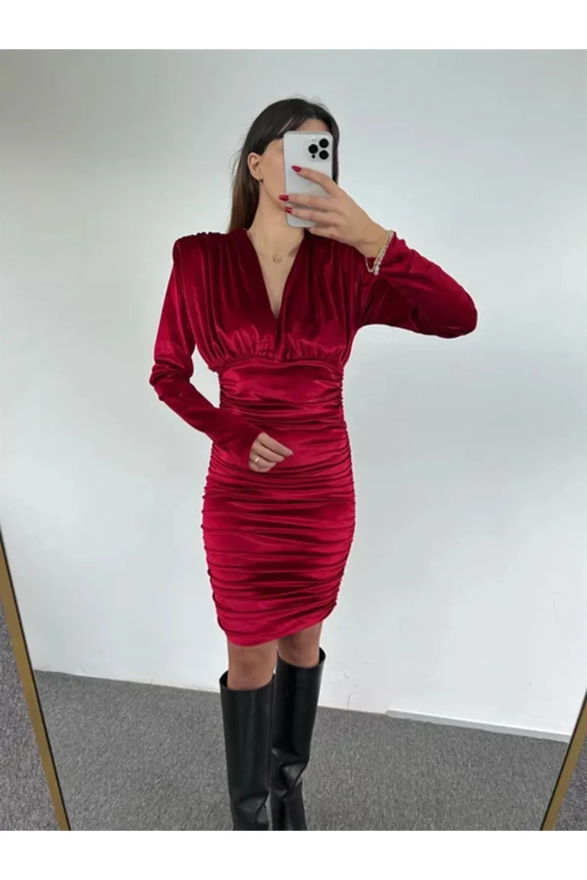 Laluvia  Weinrotes, elegantes Samtkleid mit gepolsterten Schultern, V-Ausschnitt, gerafften Seiten und verstellbarer Länge