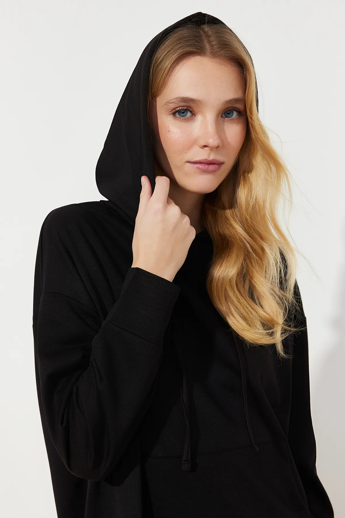 Trendyol Modest  Schwarzes Strick-Sweatkleid mit Kängurutasche und Kapuze TCTSS24EB00092