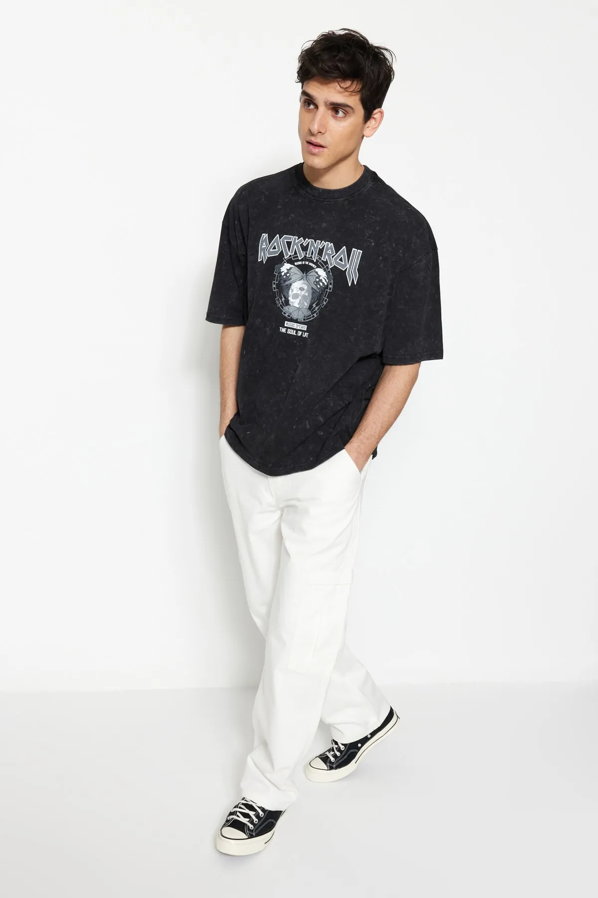 Trendyol Collection  Schwarzes, übergroßes/weites T-Shirt mit Distressed/Bellem Effekt-Rock-Print aus 100 % Baumwolle TMNSS23TS00167