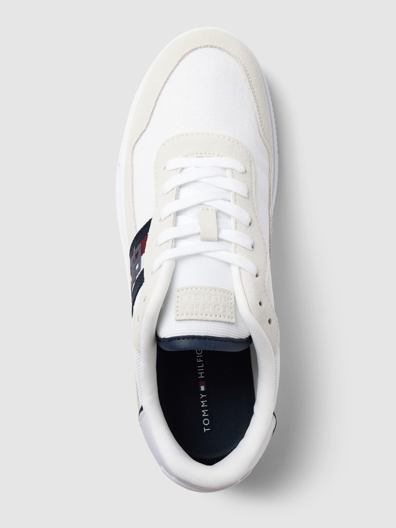 Sneaker mit Label-Stitching in weiß