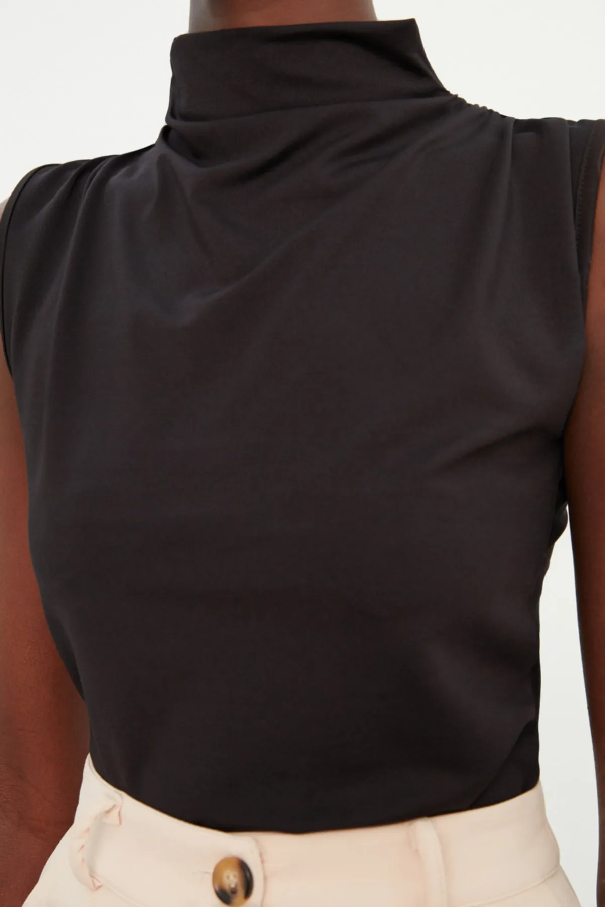 Trendyol Collection  Schwarzer Rollkragen-Body aus dehnbarem Strick mit Druckknöpfen, ärmellos, TWOAW22BD0006