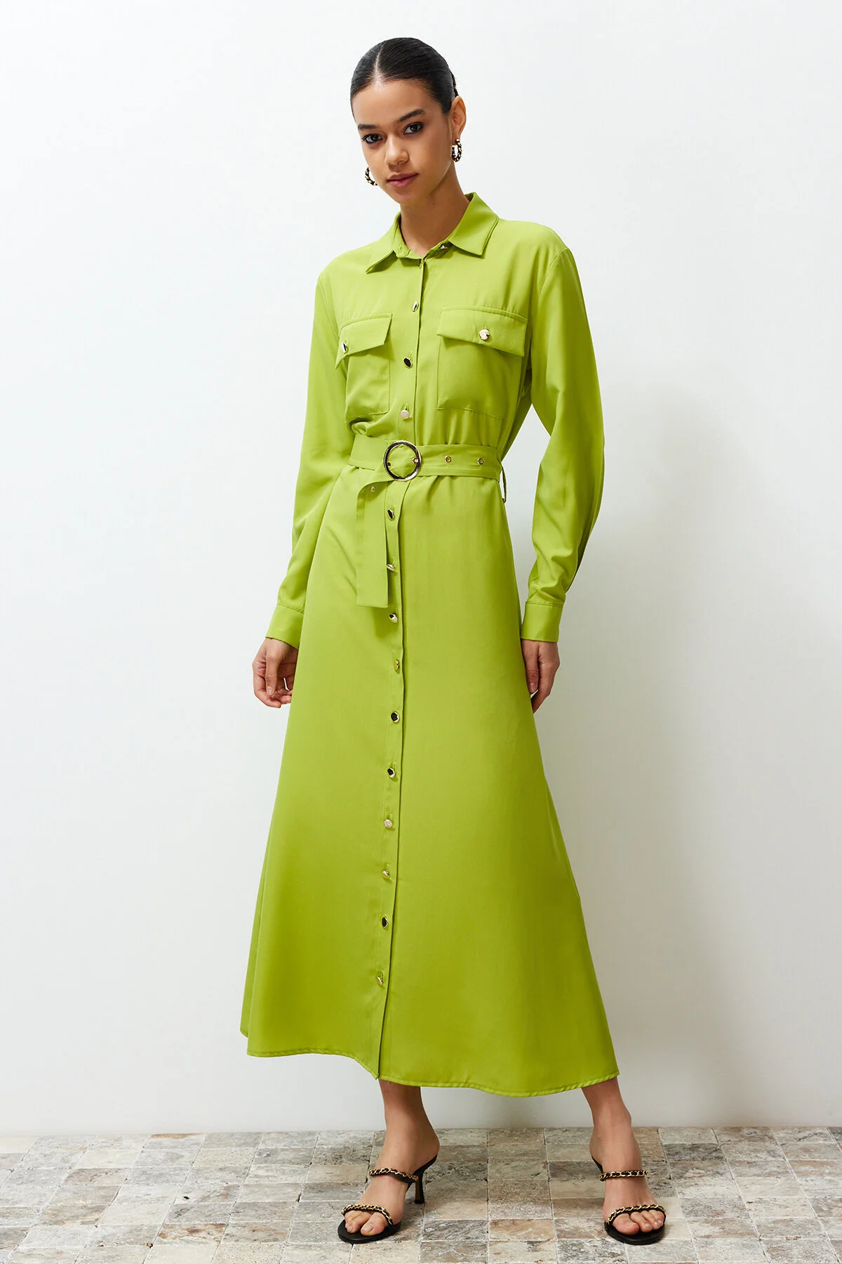 Trendyol Modest  Ölgrünes, gewebtes Hemdblusenkleid mit goldenen Knöpfen TCTSS24EB00132