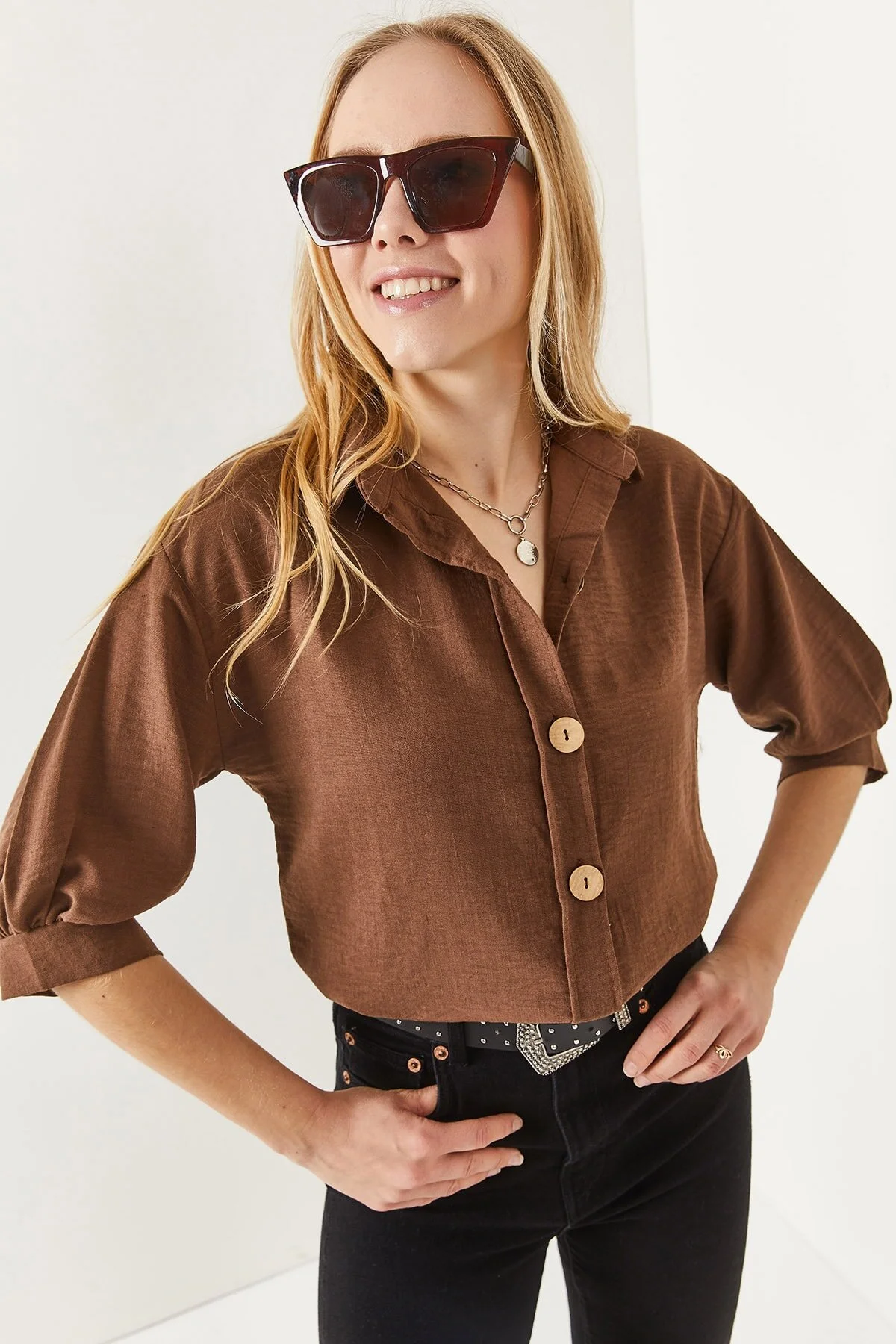 Olalook  Bitterbraunes Leinenhemd mit Dreiviertelärmeln und Holzknöpfen für Damen GML-19001095