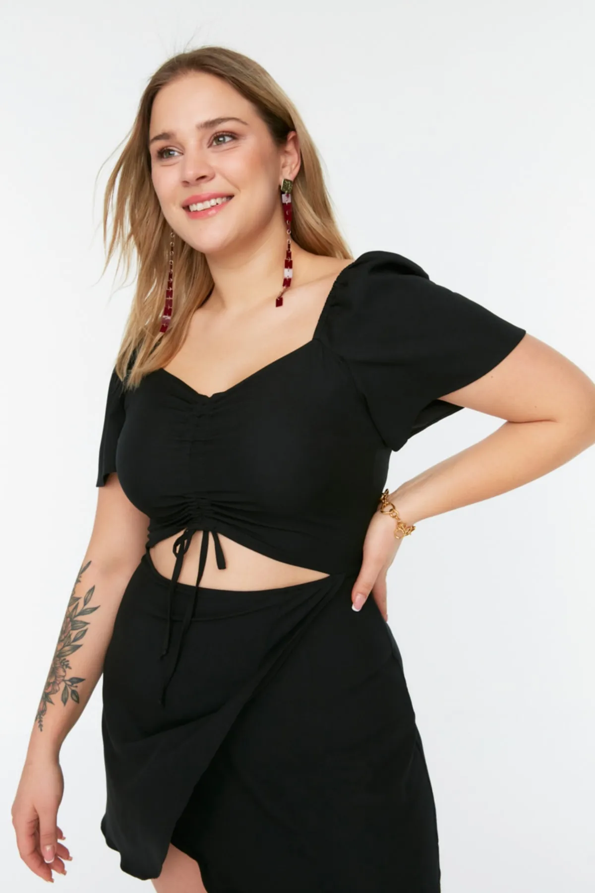 Trendyol Curve  Schwarzes, gewebtes Kleid mit Raffungen und Ausschnitten TBSSS22EL00012