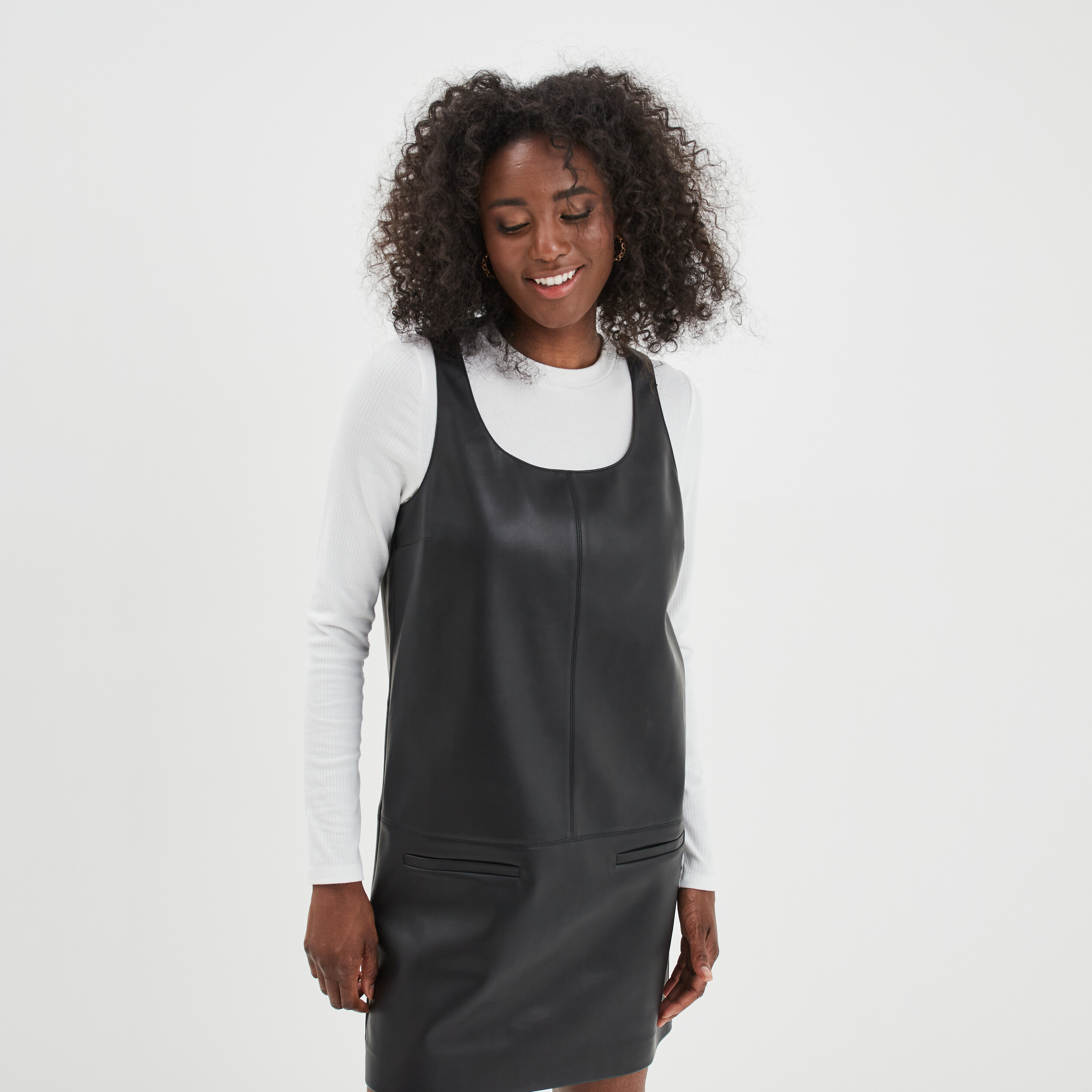 Robe chasuble courte simili cuir noir femme | La Halle
