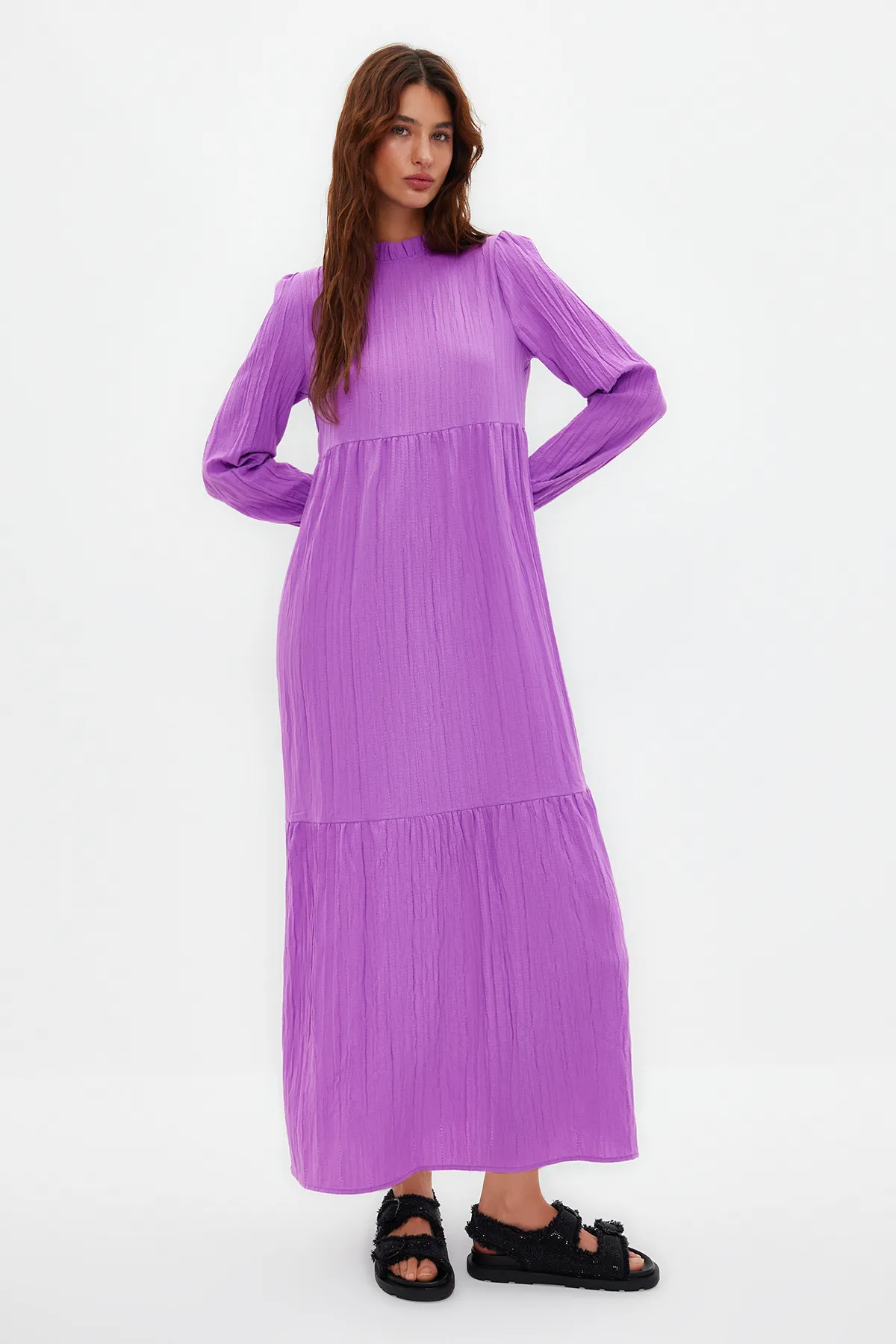 Trendyol Modest  Lilafarbenes, gewebtes Kleid in Crinkle-Optik mit hohem Kragen und weiter Passform TCTSS22EB00171