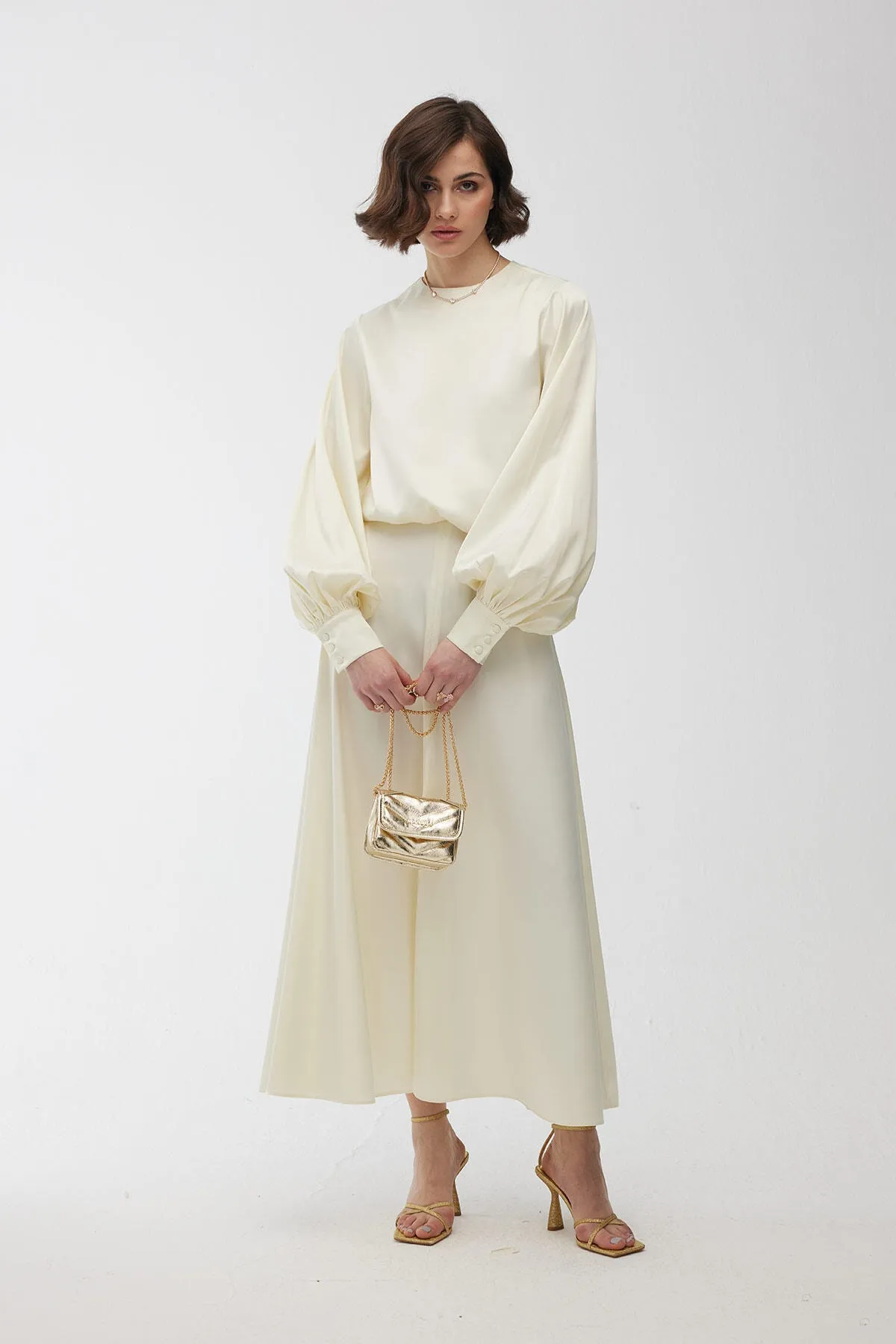 Manuka  Satin-Abendkleid, ausgestellter Rock, Perle