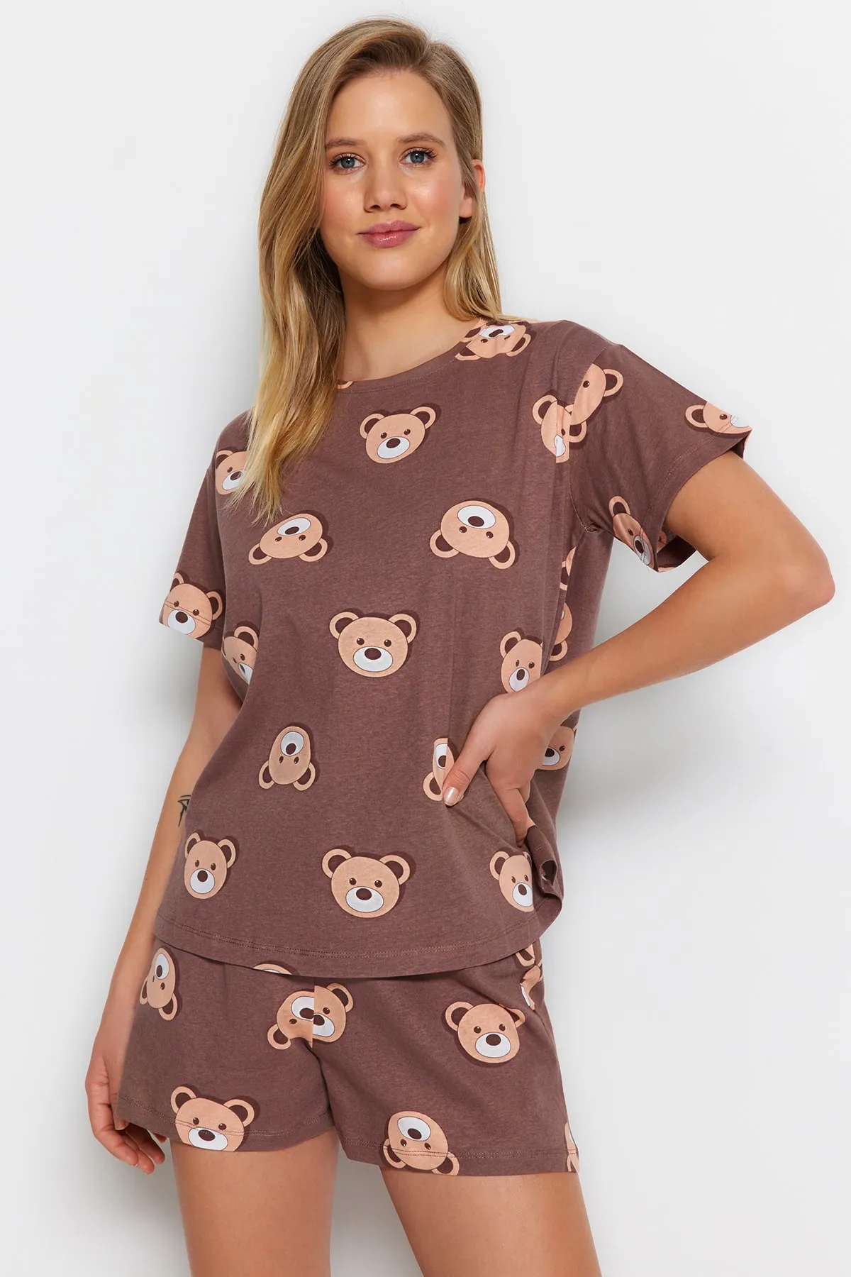 Trendyol Collection  Braunes, gestricktes Pyjama-Set mit T-Shirt und Shorts aus 100 % Baumwolle mit Teddybär-Muster THMSS23PT00005