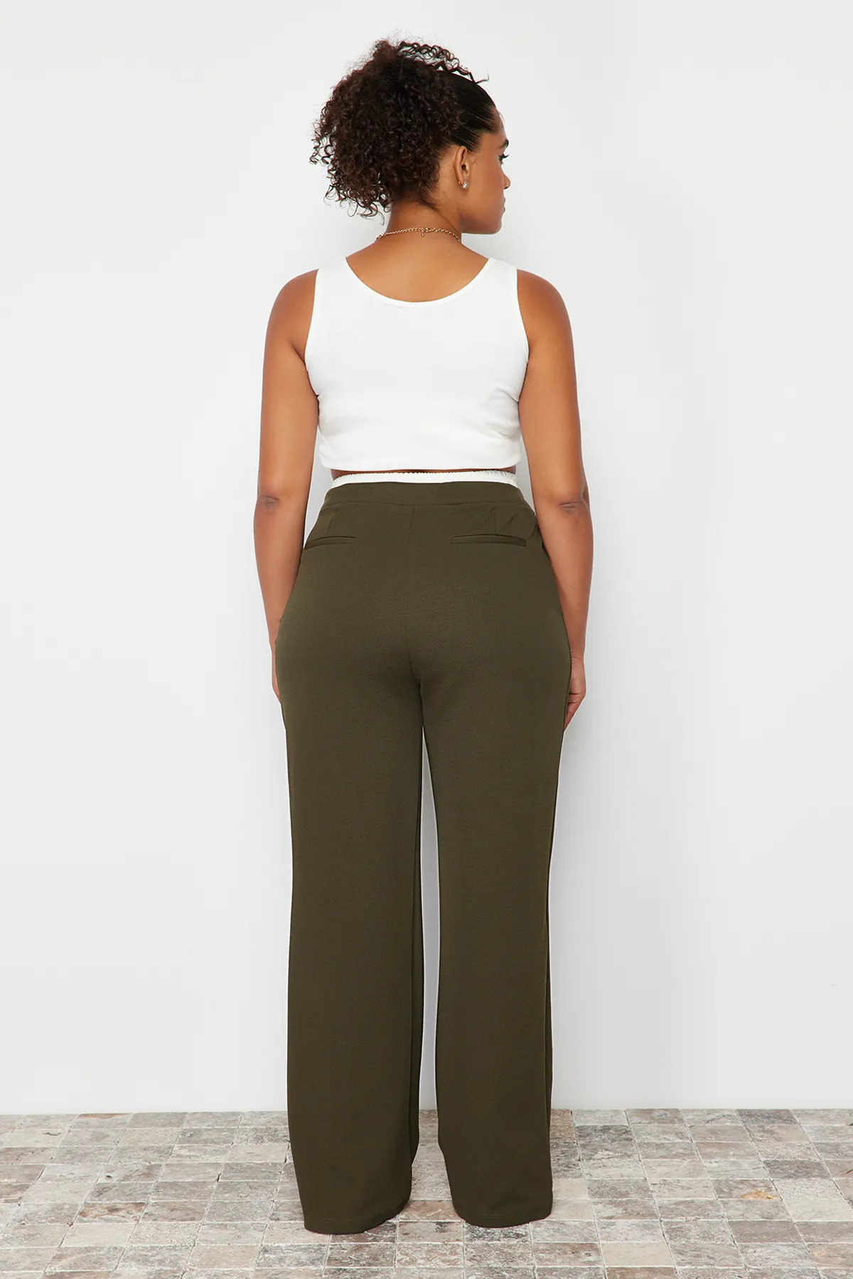 Trendyol Curve  Khakifarbene Strickhose mit Taillendetail TBBSS24AR00000