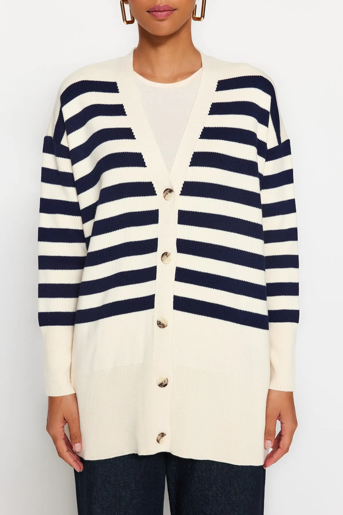 Trendyol Modest  Gestreifte Strickjacke mit V-Ausschnitt in Steinmarineblau TCTAW24TH00034