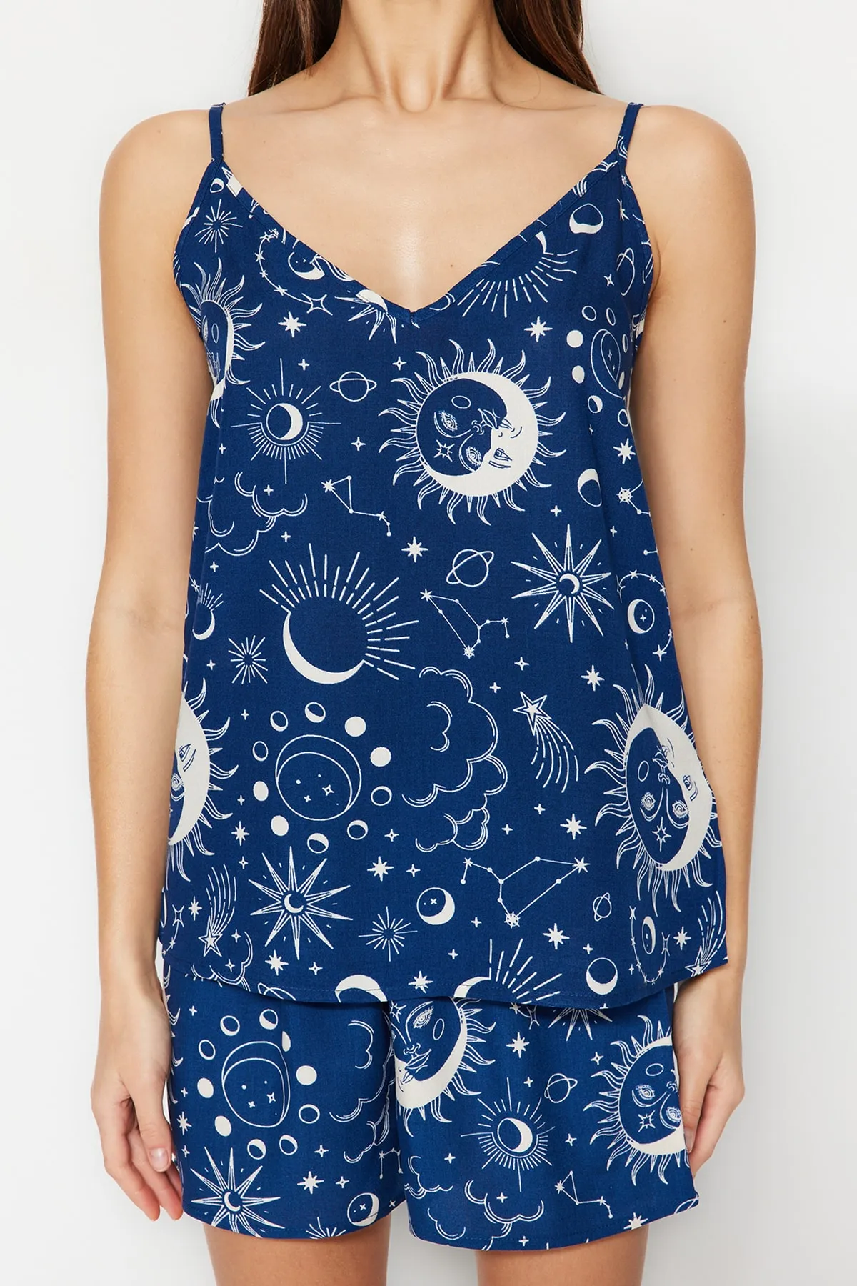Trendyol Collection  Pyjama-Set aus Viskosegewebe mit Seilträgern und indigoblauem Galaxy-Muster THMSS23PT00006